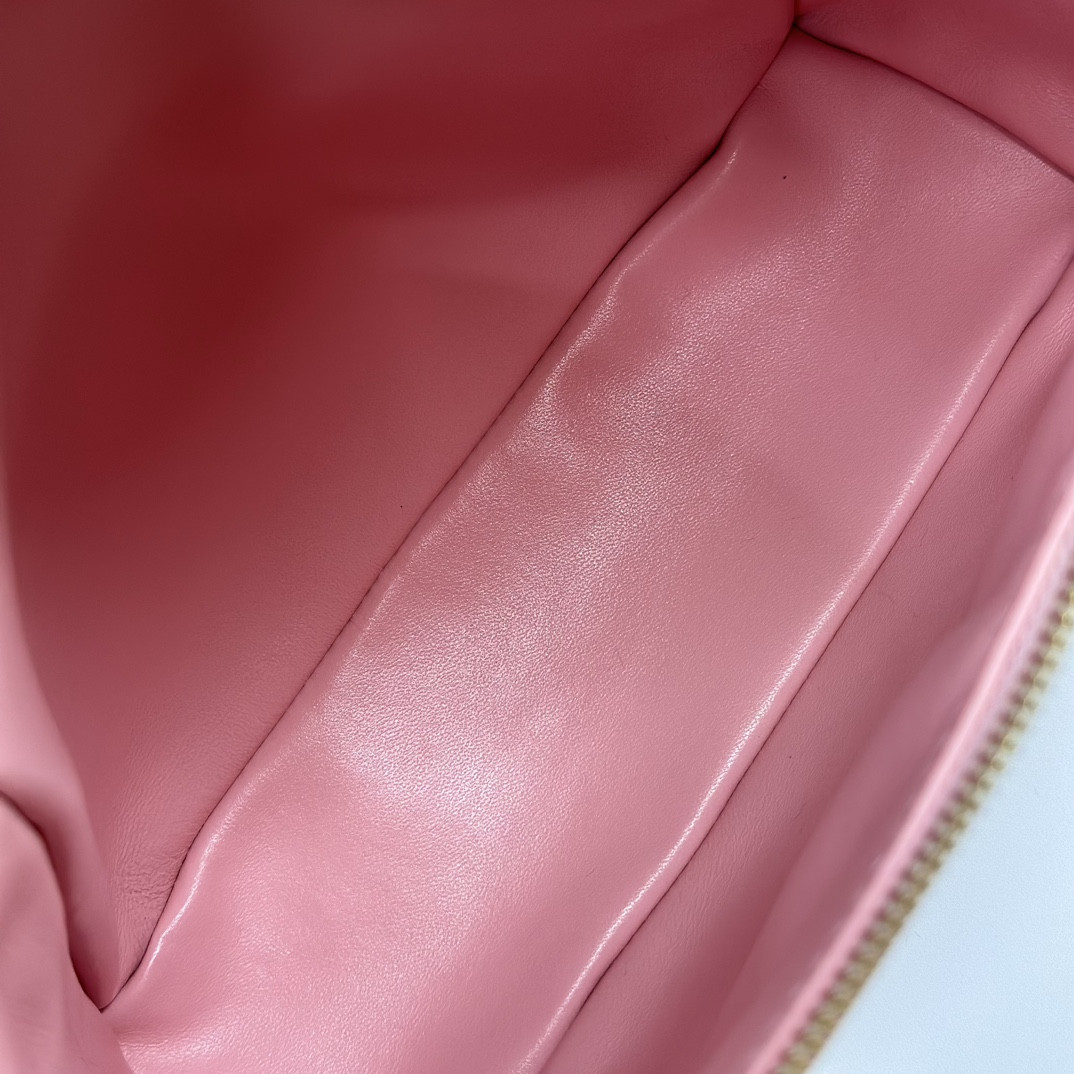 Loro Piana Extra Pocket backpack L23.5 Ostrich-grained Leather 23 x 21 x 8 cm