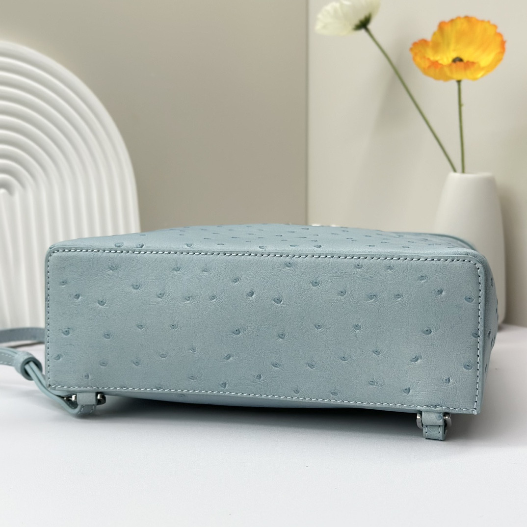 Loro Piana Extra Pocket backpack L23.5 Ostrich-grained Leather 23 x 21 x 8 cm