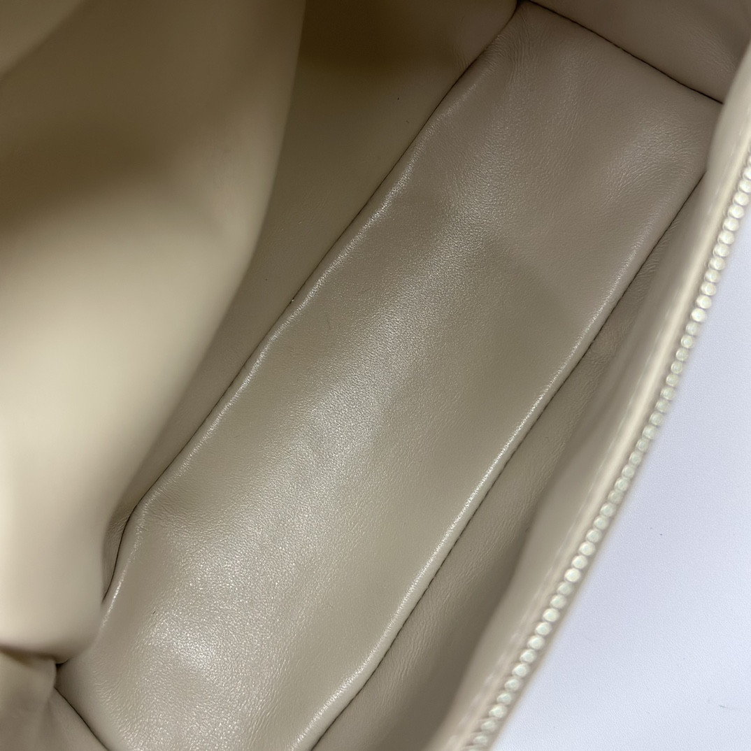 Loro Piana Extra Pocket backpack L23.5 Ostrich-grained Leather 23 x 21 x 8 cm