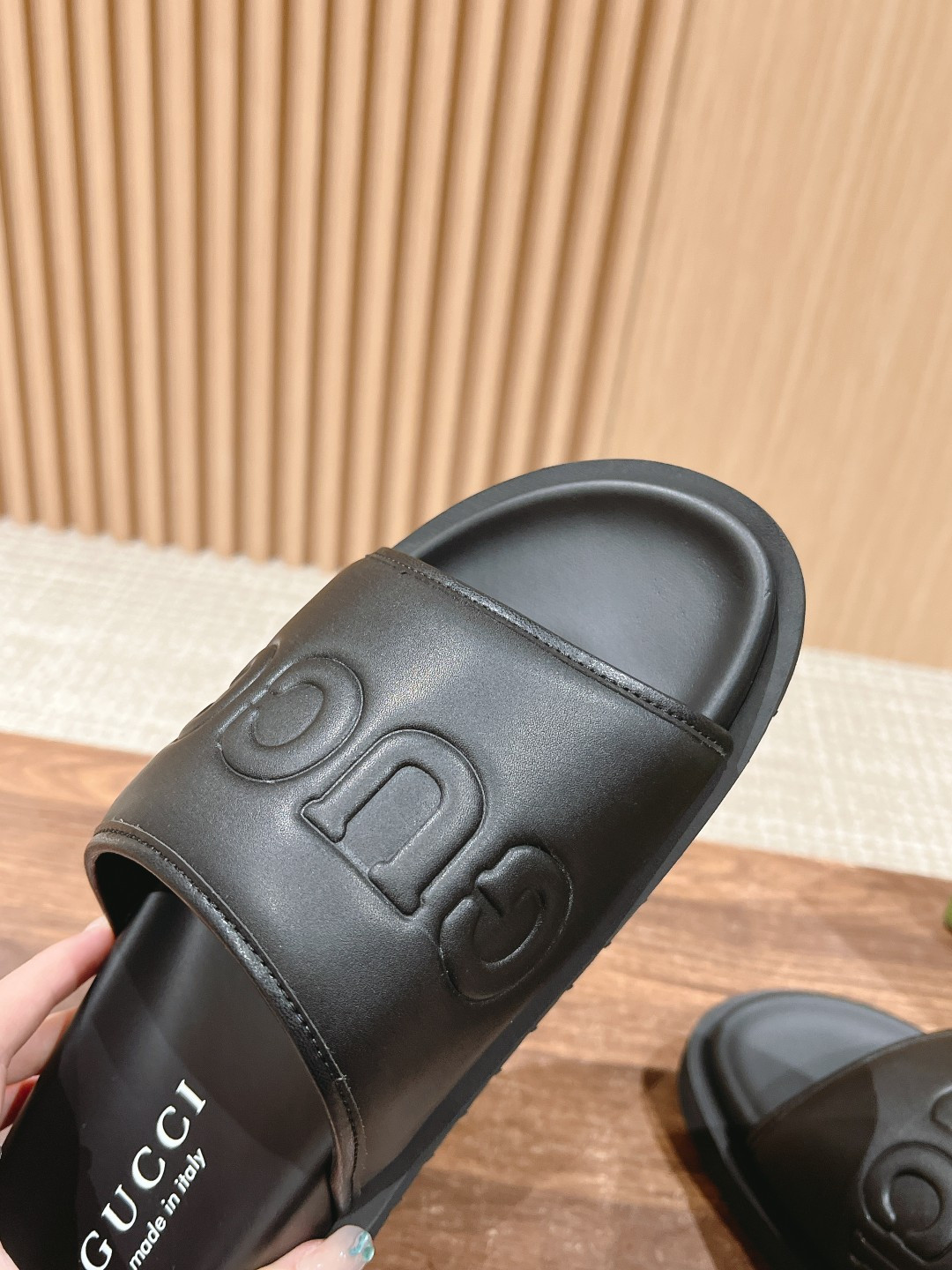UA GUCCI LOGO SLIDE