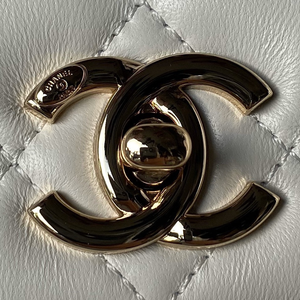 Chanel Trendy CC 23S 14.5 × 19.5 × 8 cm