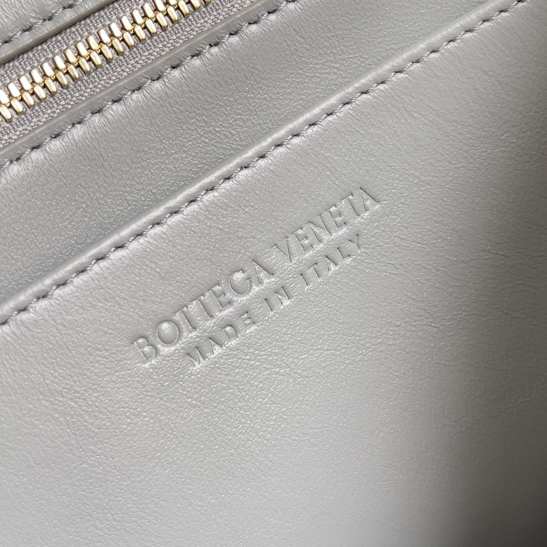 Bottega Veneta East-West Andiamo 29x10x18CM