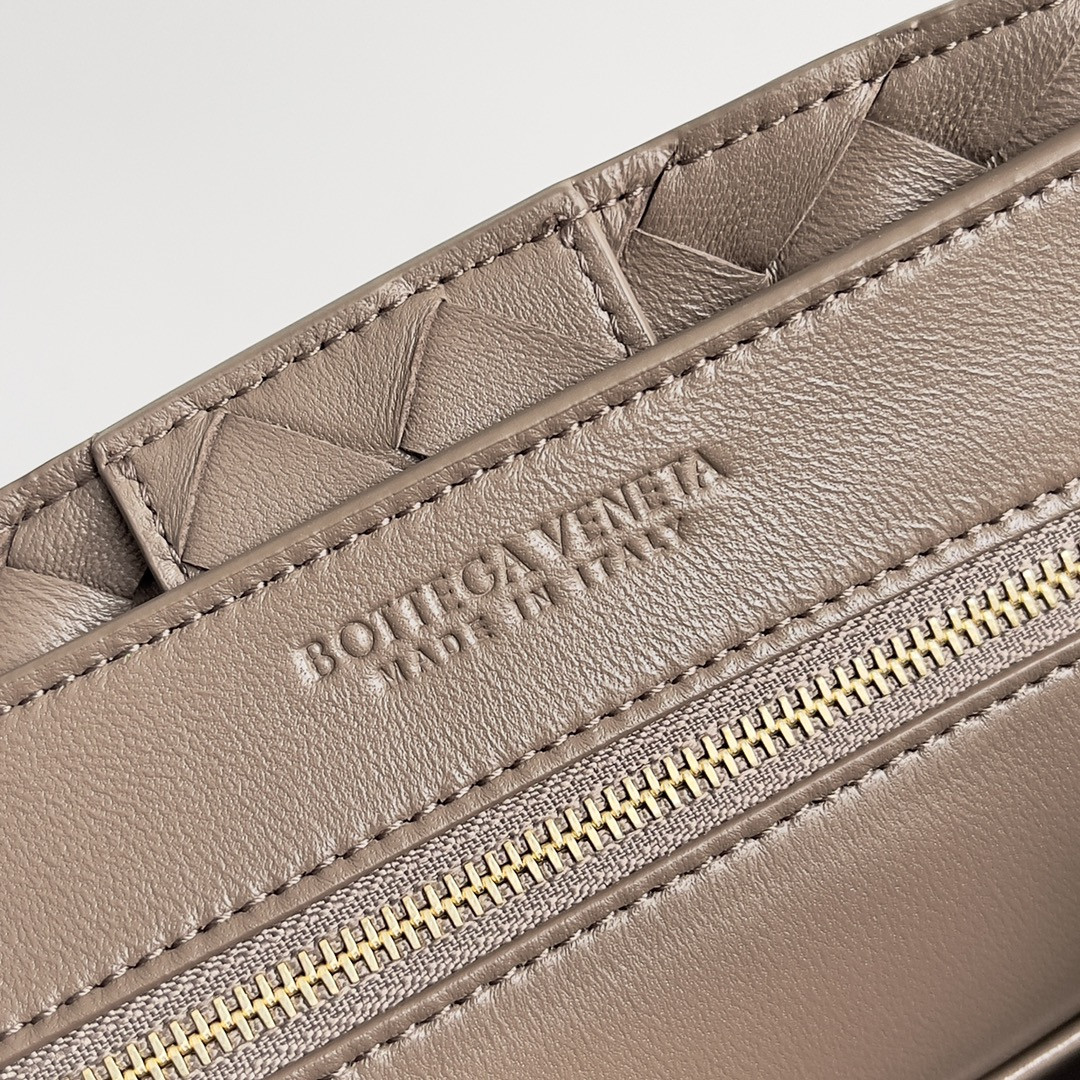 Bottega Veneta Medium Andiamo 32x25x11CM