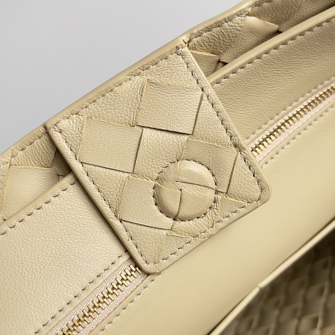 Bottega Veneta Medium Andiamo 32x25x11CM