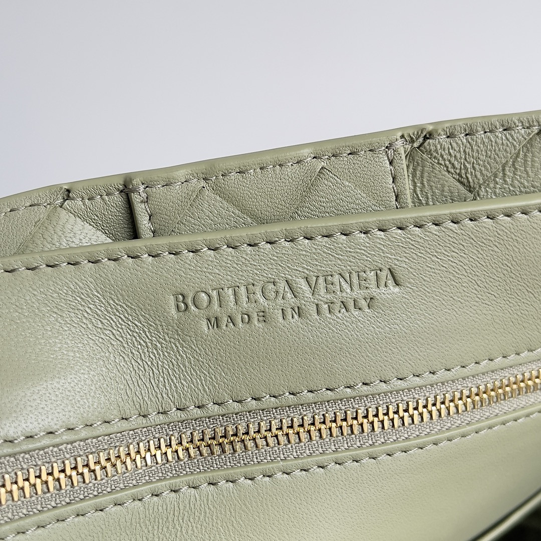Bottega Veneta Medium Andiamo 32x25x11CM