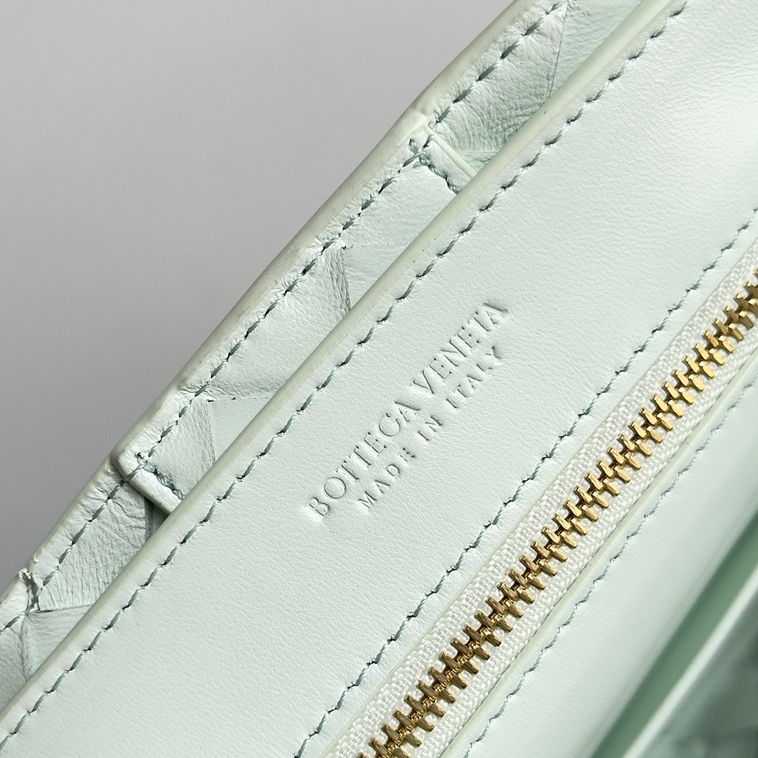 Bottega Veneta Small Andiamo 25x22x10.5cm