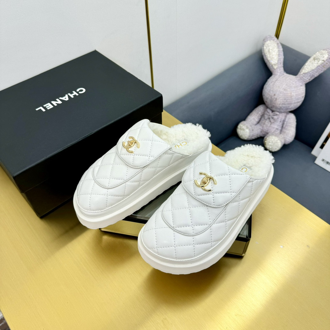 UA CHANEL MULES