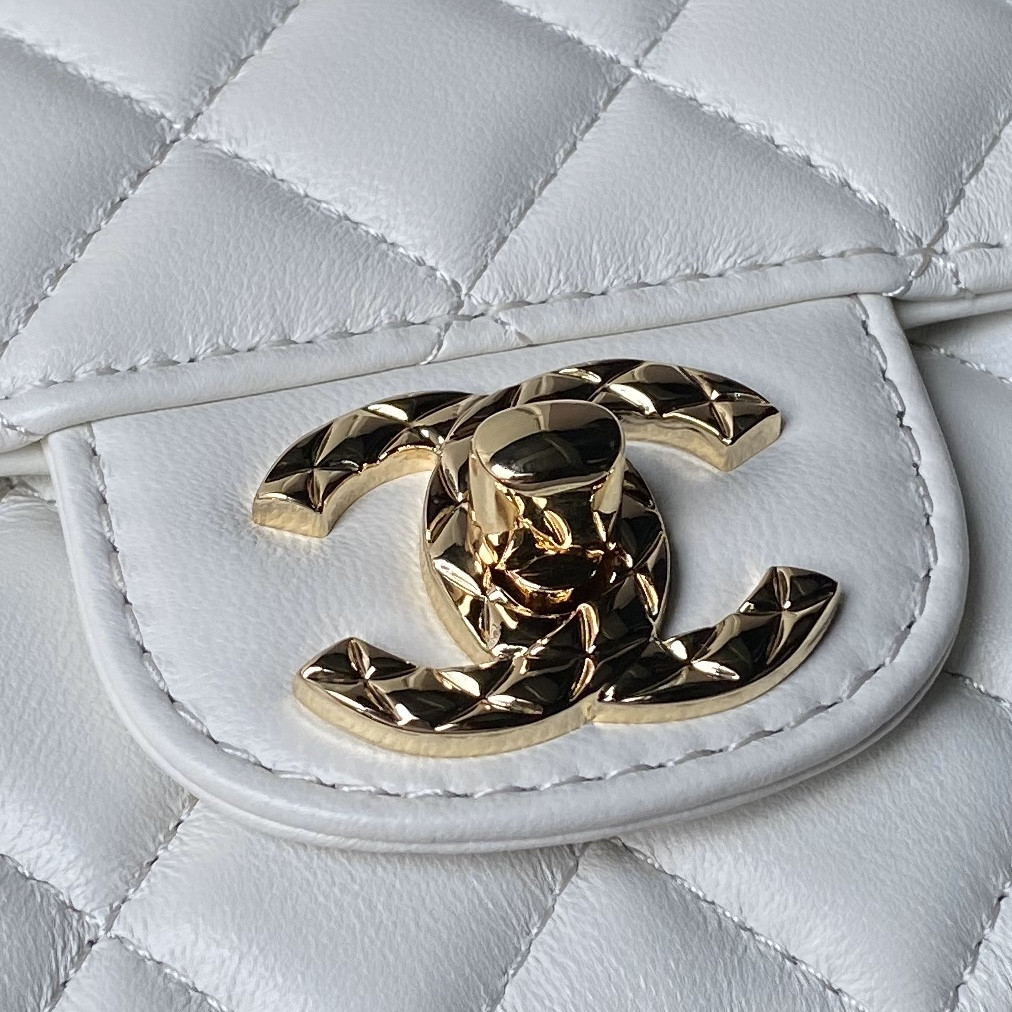 Chanel 24A Mini Classic Handbag 12 × 20 × 6 cm