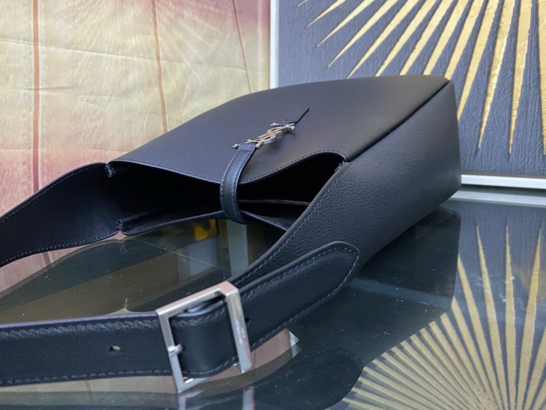 YSL LE 5 À 7  23x22x8cm