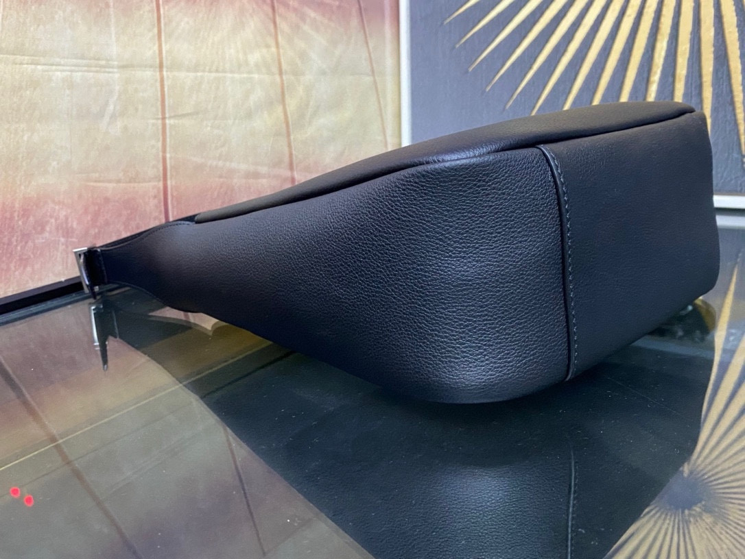 YSL LE 5 À 7  23x22x8cm