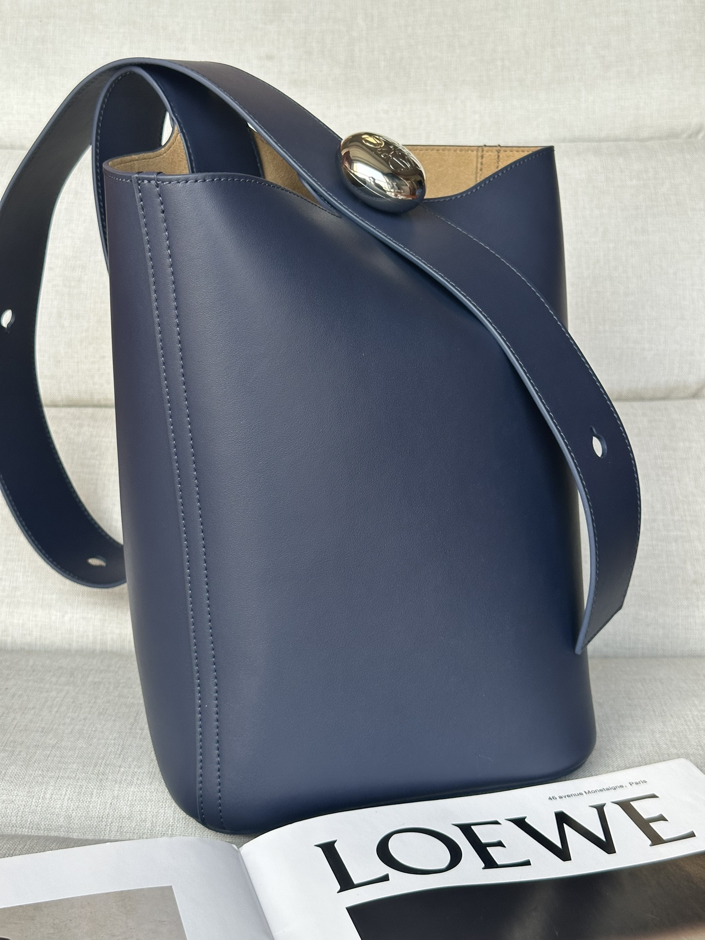 LOEWE Medium Pebble bucket in mellow calfskin 24.5x23.5x28cm