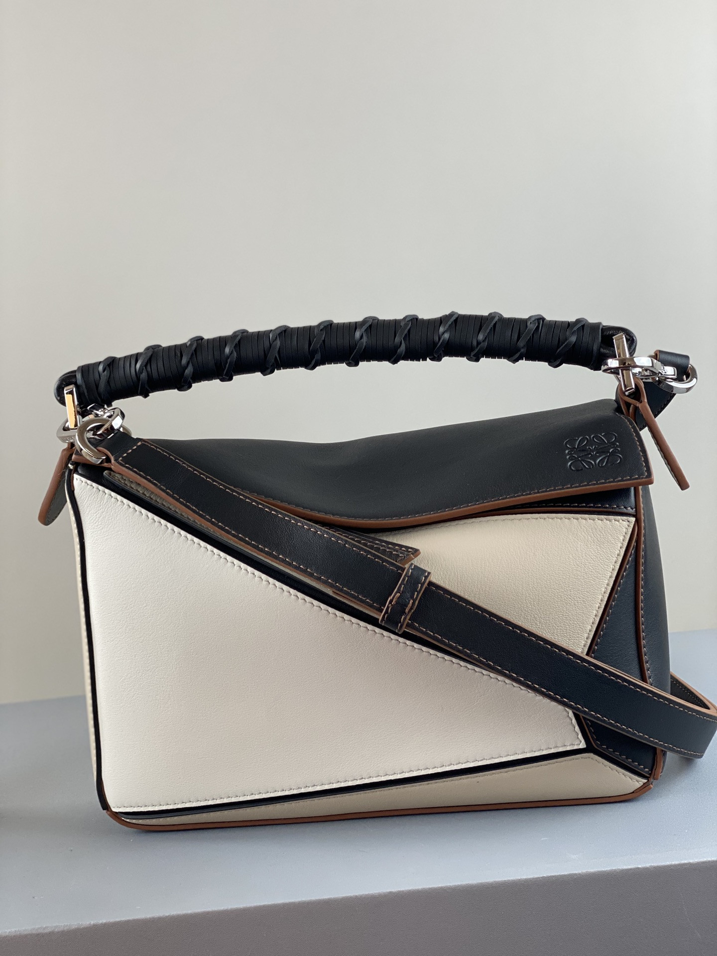 LOEWE Small Puzzle bag in classic calfskin 24x10.5x16.5cm