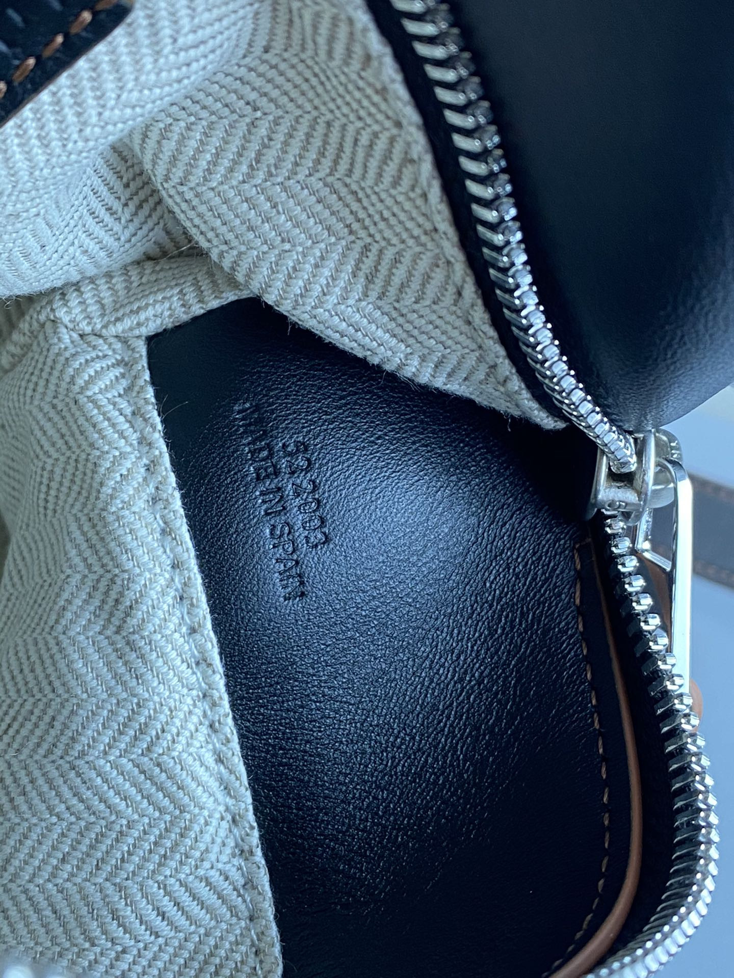 LOEWE Small Puzzle bag in classic calfskin 24x10.5x16.5cm