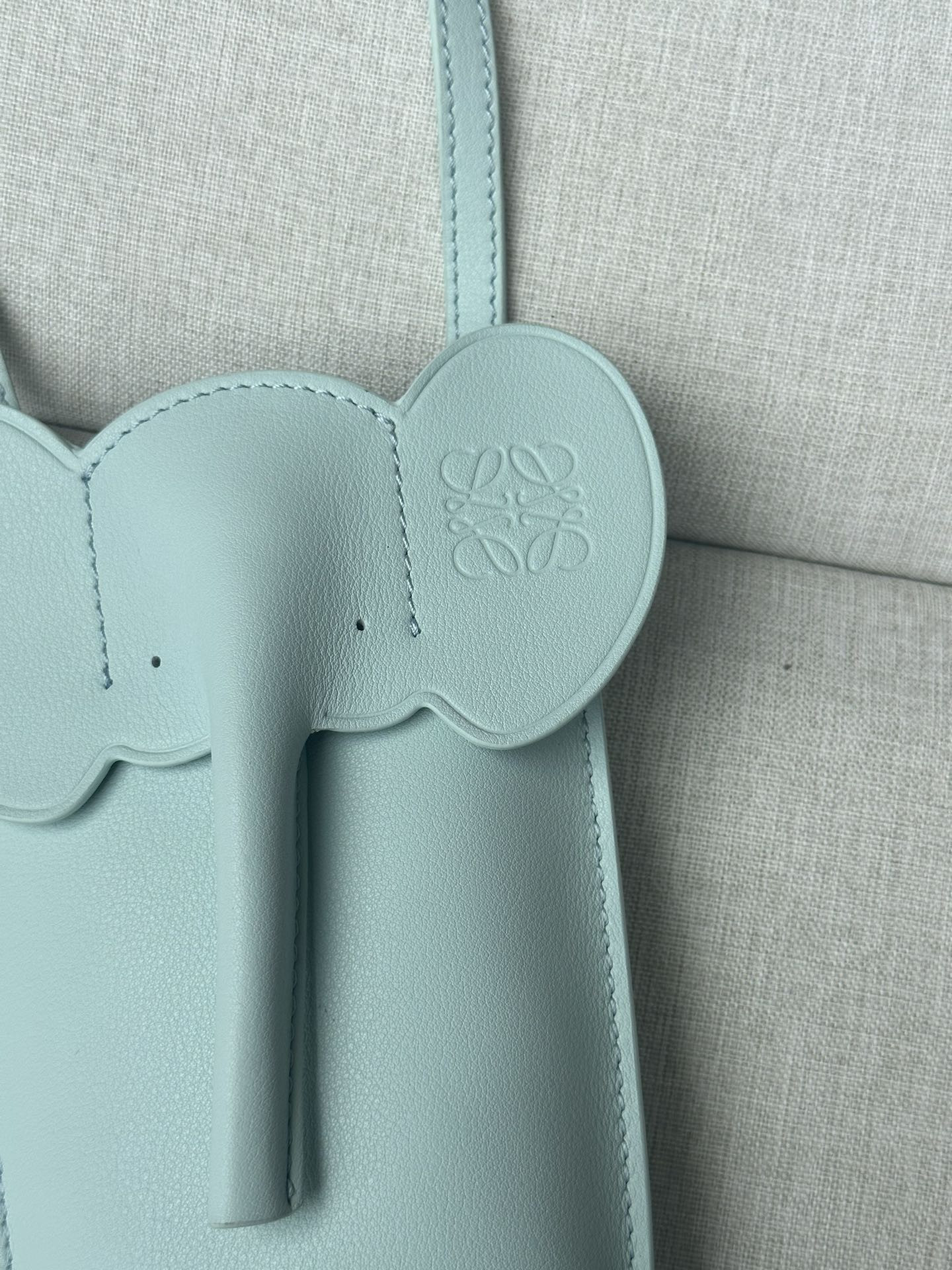 LOEWE Elephant Pocket in classic calfskin 18x8x4cm