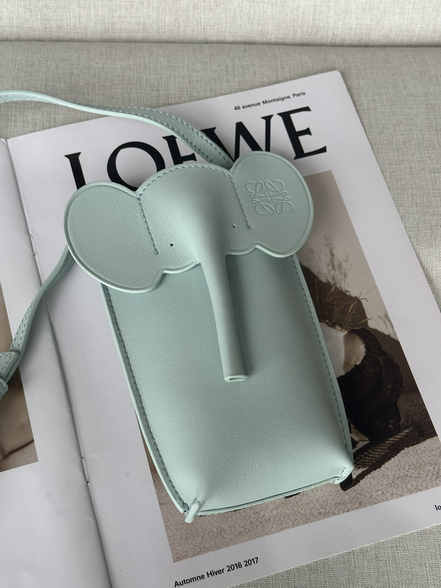 LOEWE Elephant Pocket in classic calfskin 18x8x4cm