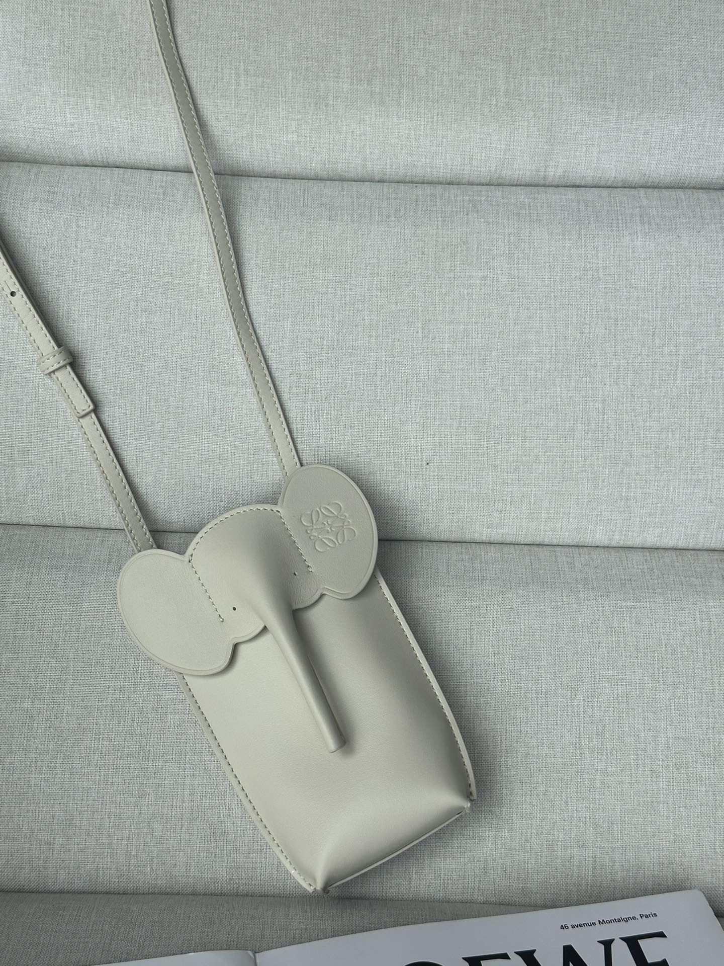 LOEWE Elephant Pocket in classic calfskin 18x8x4cm