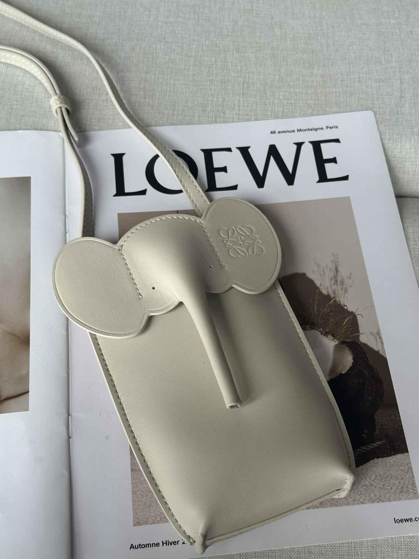LOEWE Elephant Pocket in classic calfskin 18x8x4cm