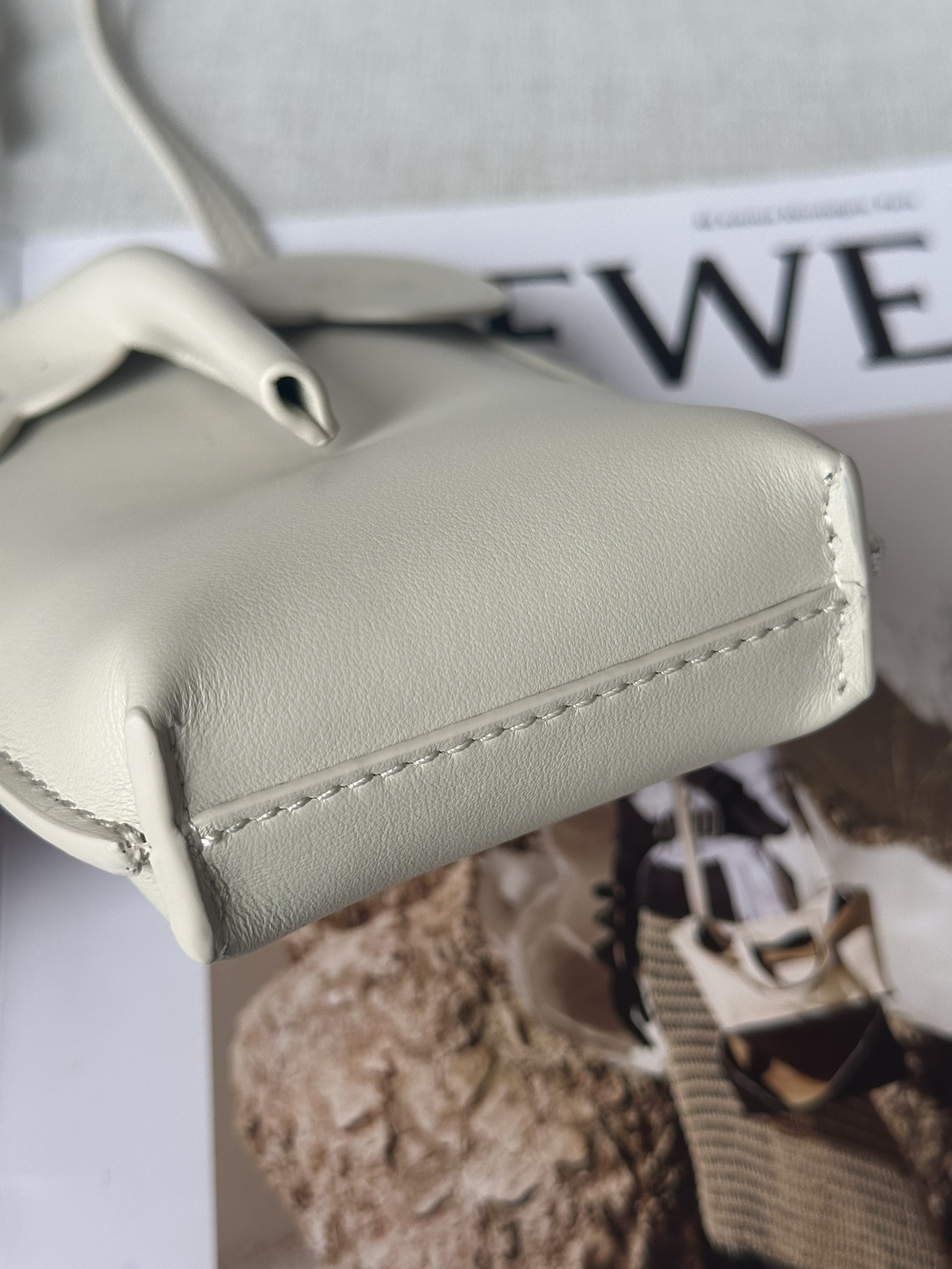 LOEWE Elephant Pocket in classic calfskin 18x8x4cm