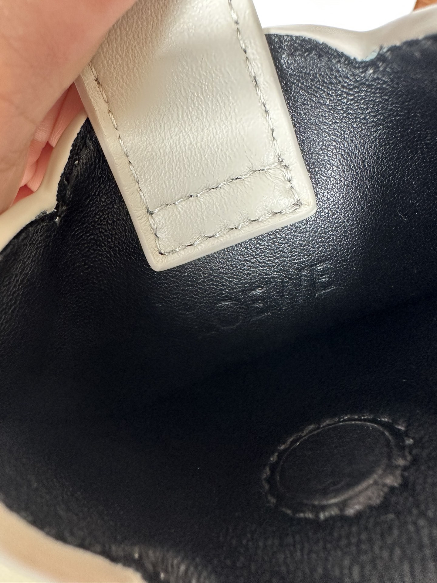 LOEWE Elephant Pocket in classic calfskin 18x8x4cm