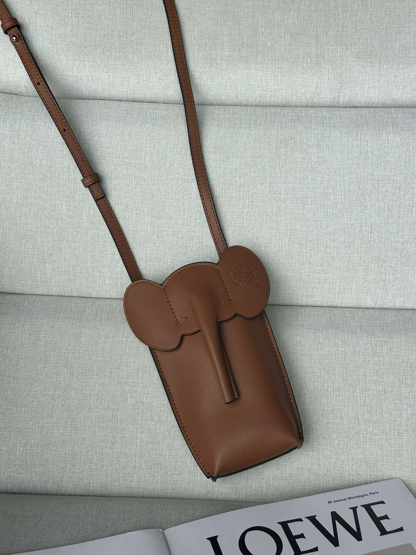 LOEWE Elephant Pocket in classic calfskin 18x8x4cm