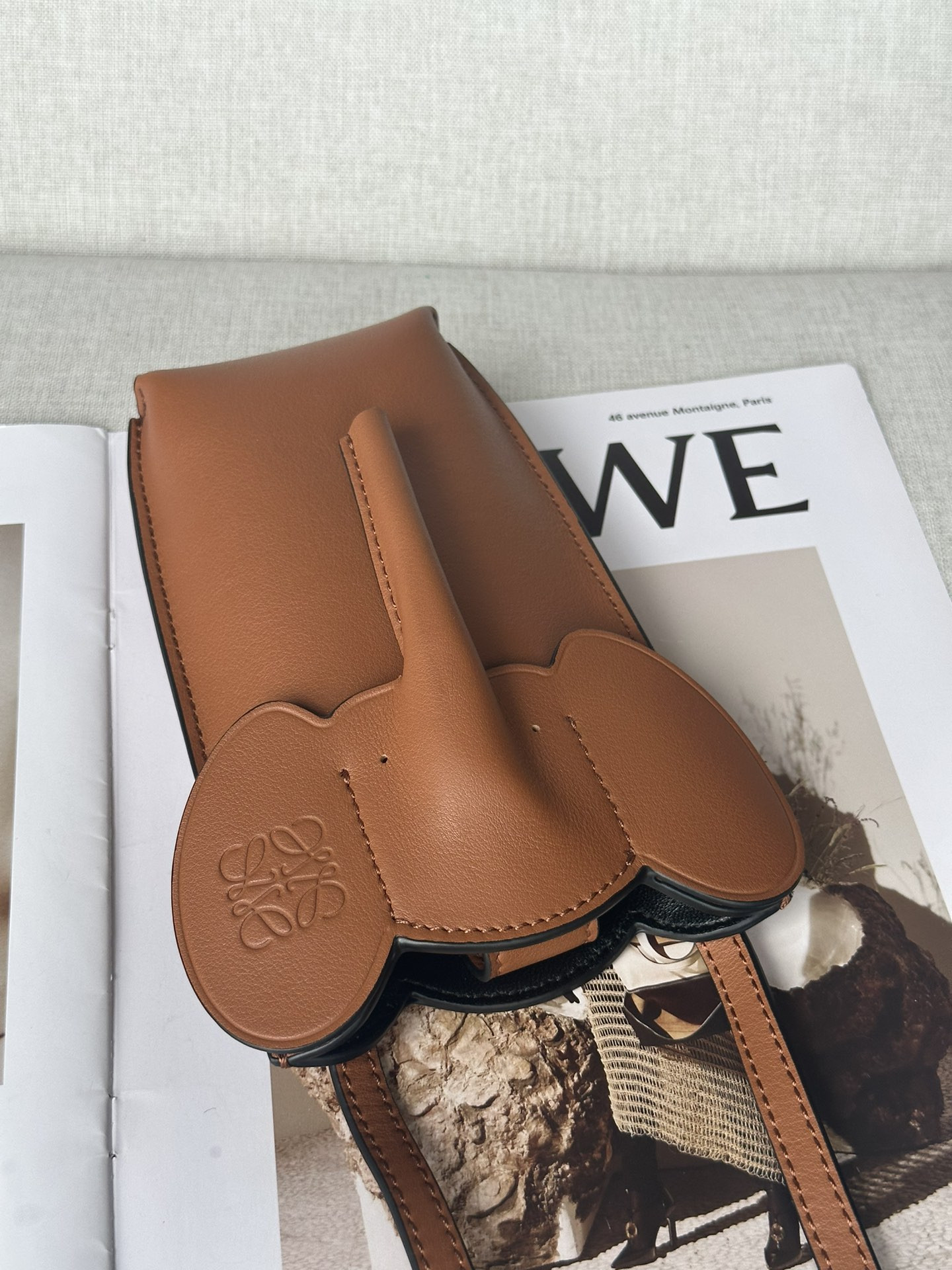 LOEWE Elephant Pocket in classic calfskin 18x8x4cm