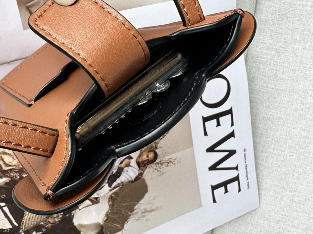 LOEWE Elephant Pocket in classic calfskin 18x8x4cm