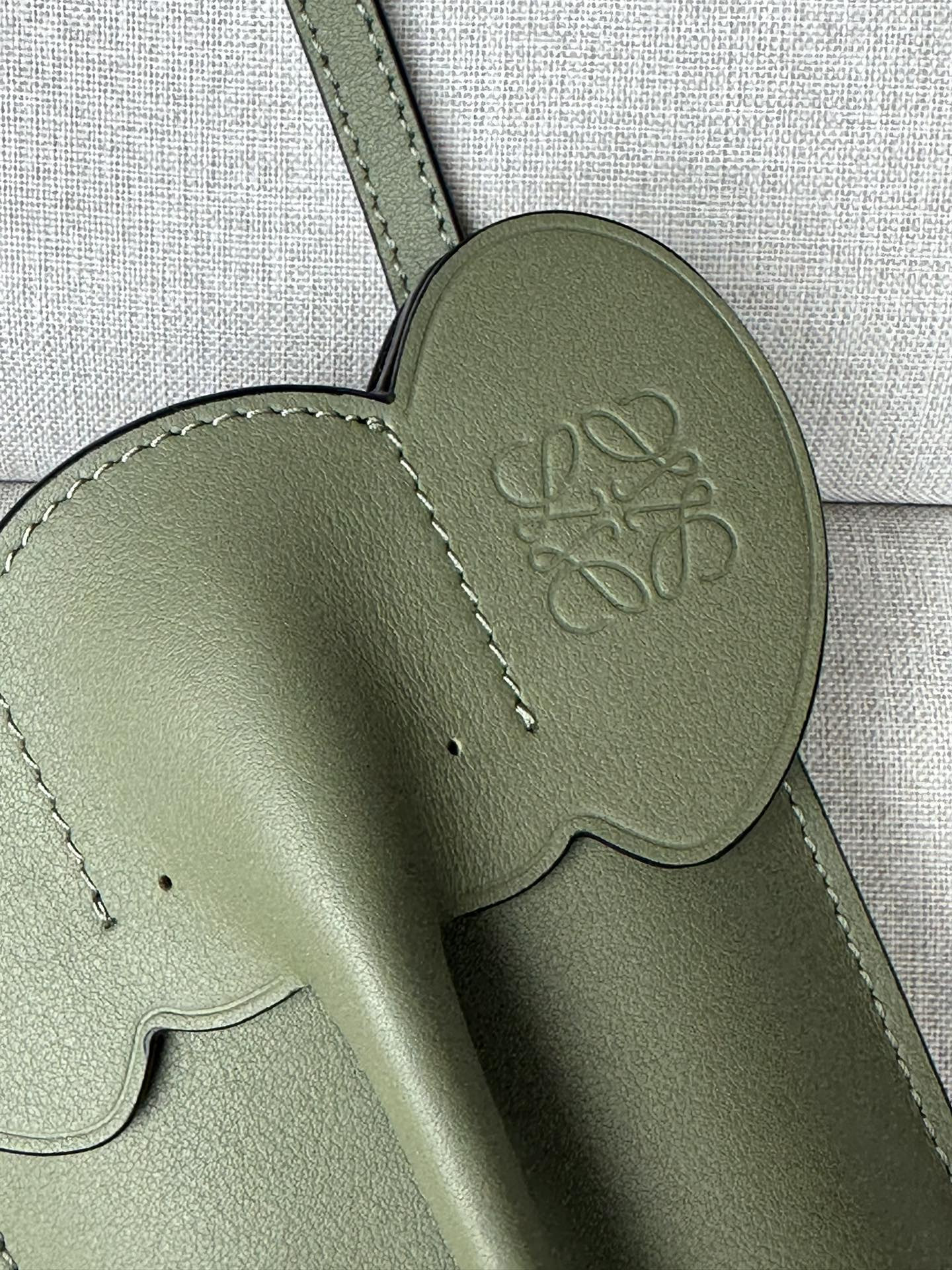 LOEWE Elephant Pocket in classic calfskin 18x8x4cm