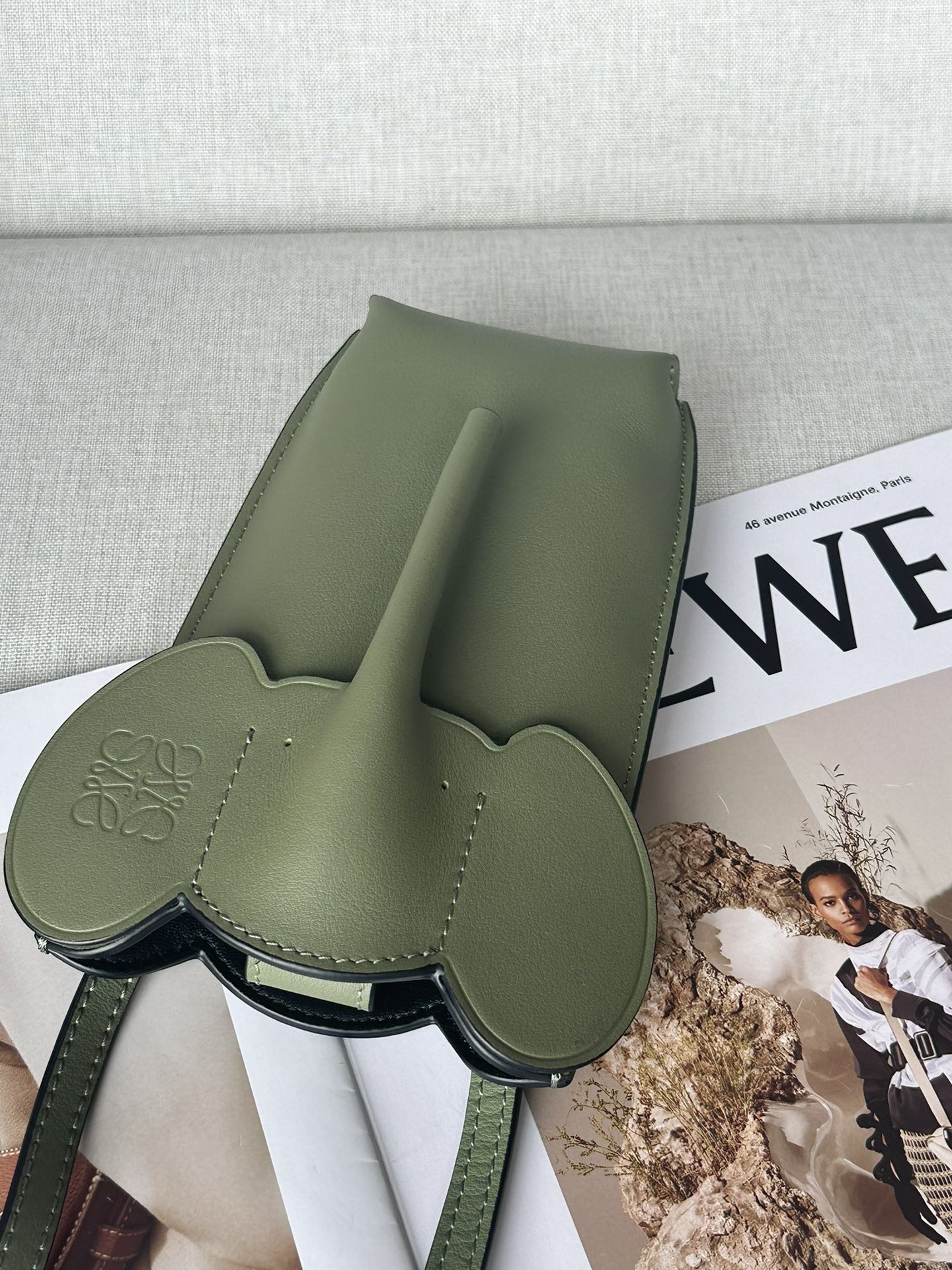 LOEWE Elephant Pocket in classic calfskin 18x8x4cm