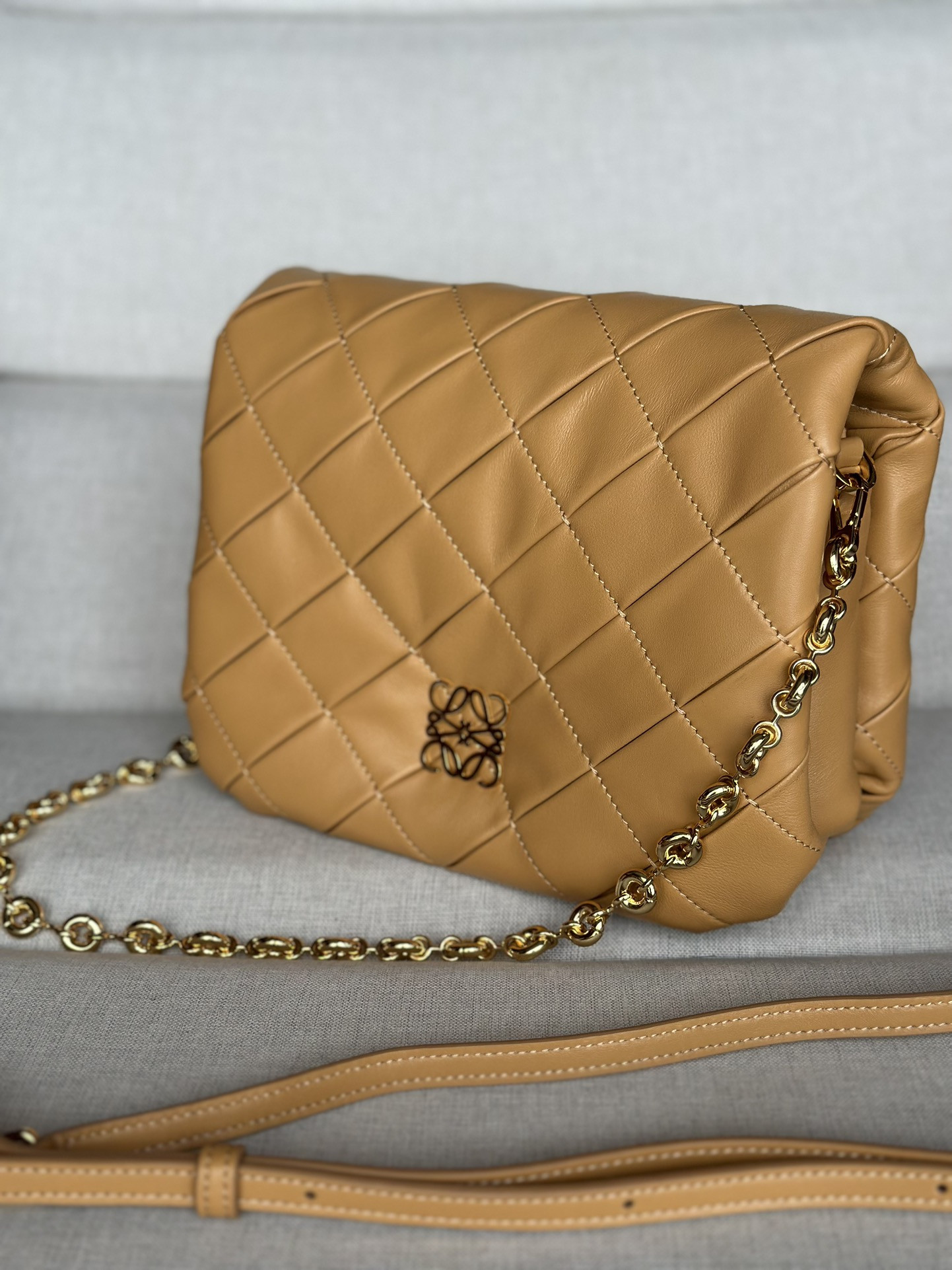 LOEWE Puffer Goya in pleated shiny nappa lambskin 23x17x9cm