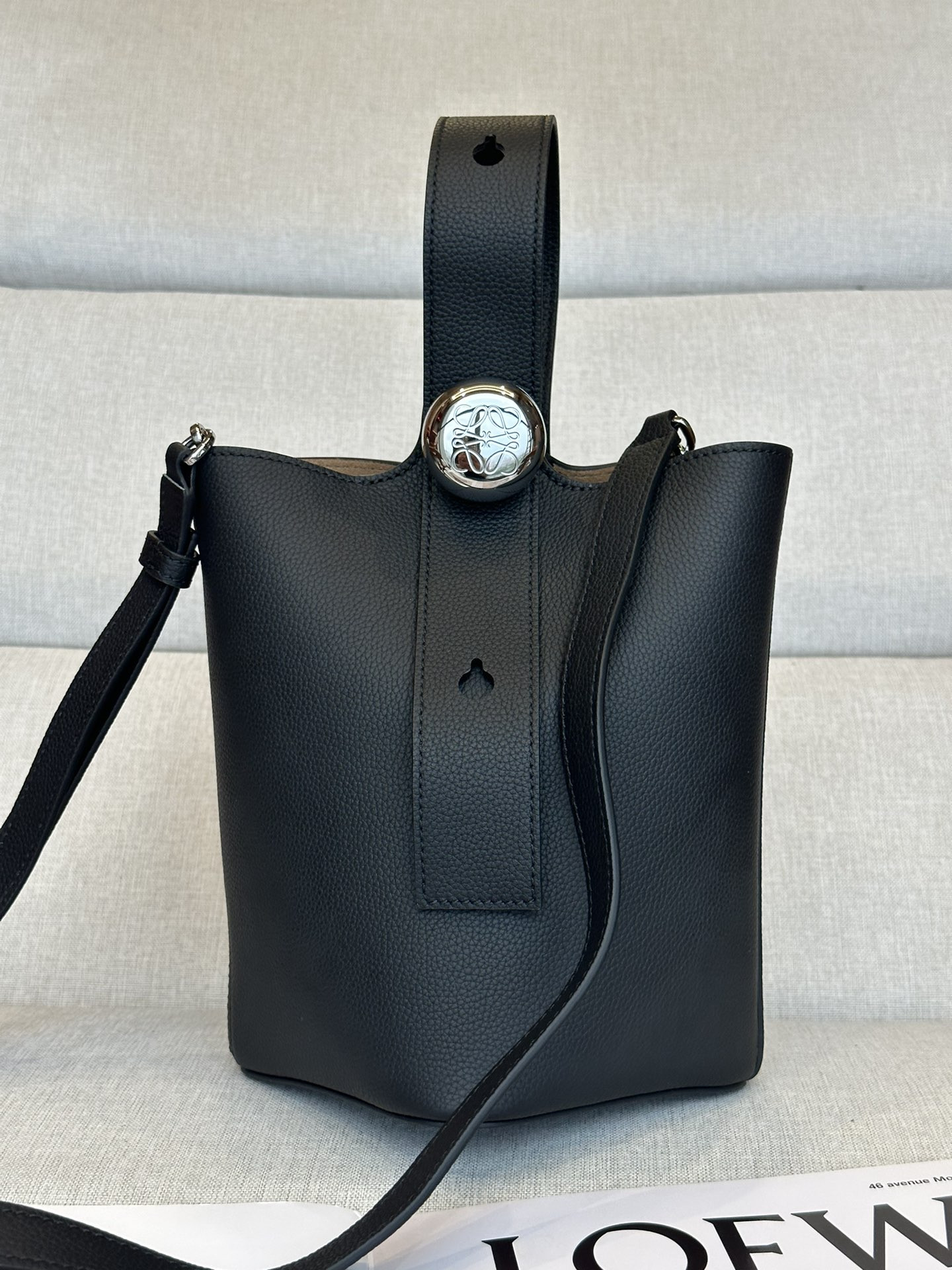 LOEWE Mini Pebble bucket in mellow calfskin 19.5x16x16cm