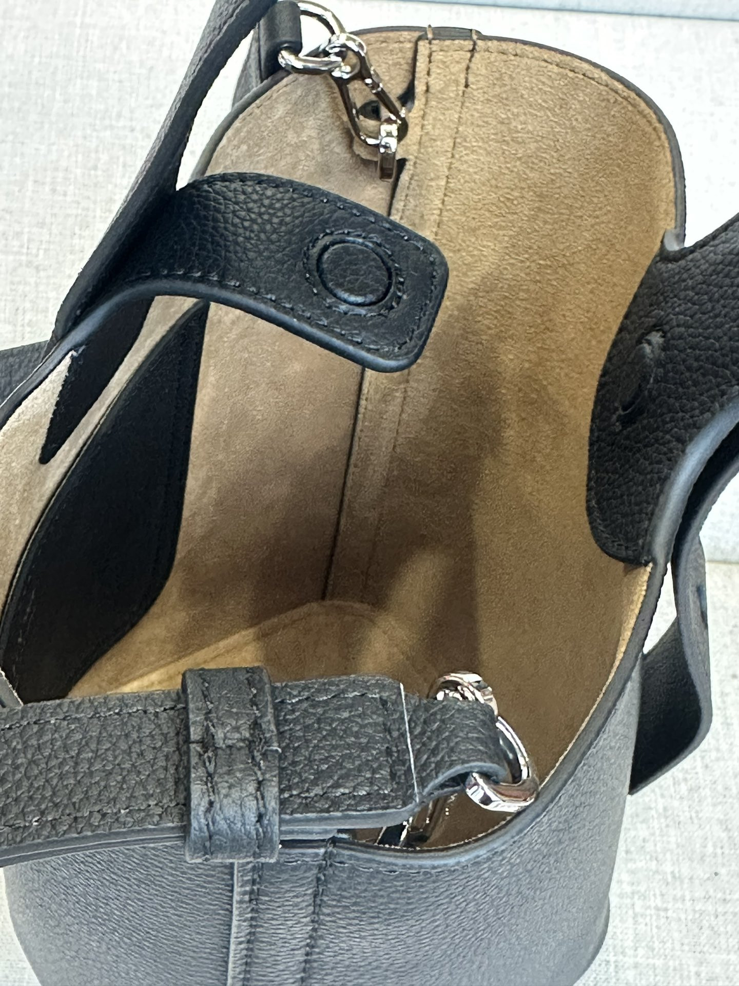 LOEWE Mini Pebble bucket in mellow calfskin 19.5x16x16cm