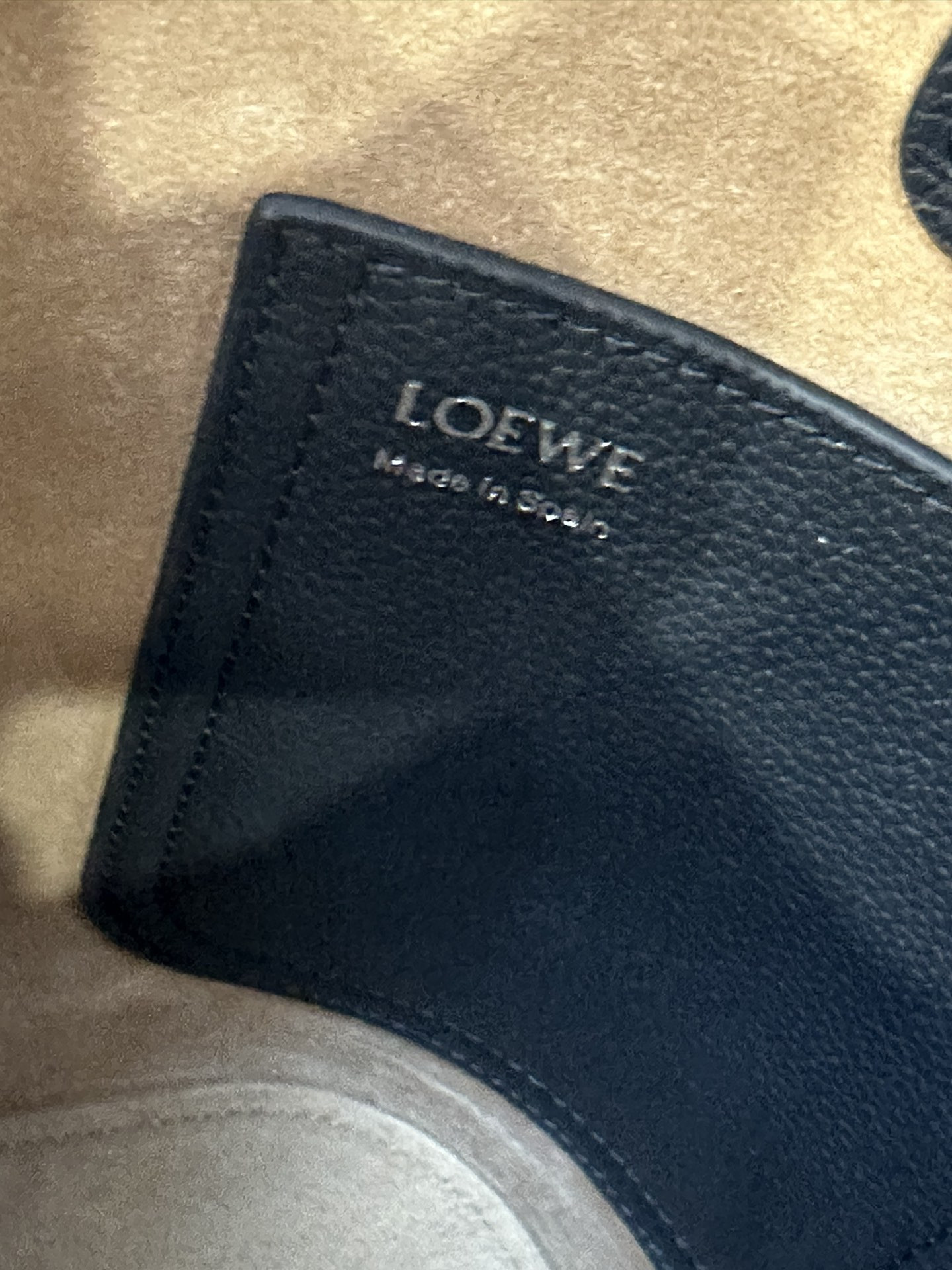 LOEWE Mini Pebble bucket in mellow calfskin 19.5x16x16cm