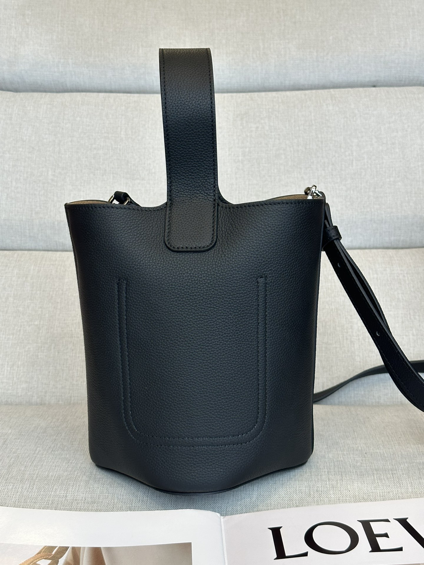 LOEWE Mini Pebble bucket in mellow calfskin 19.5x16x16cm
