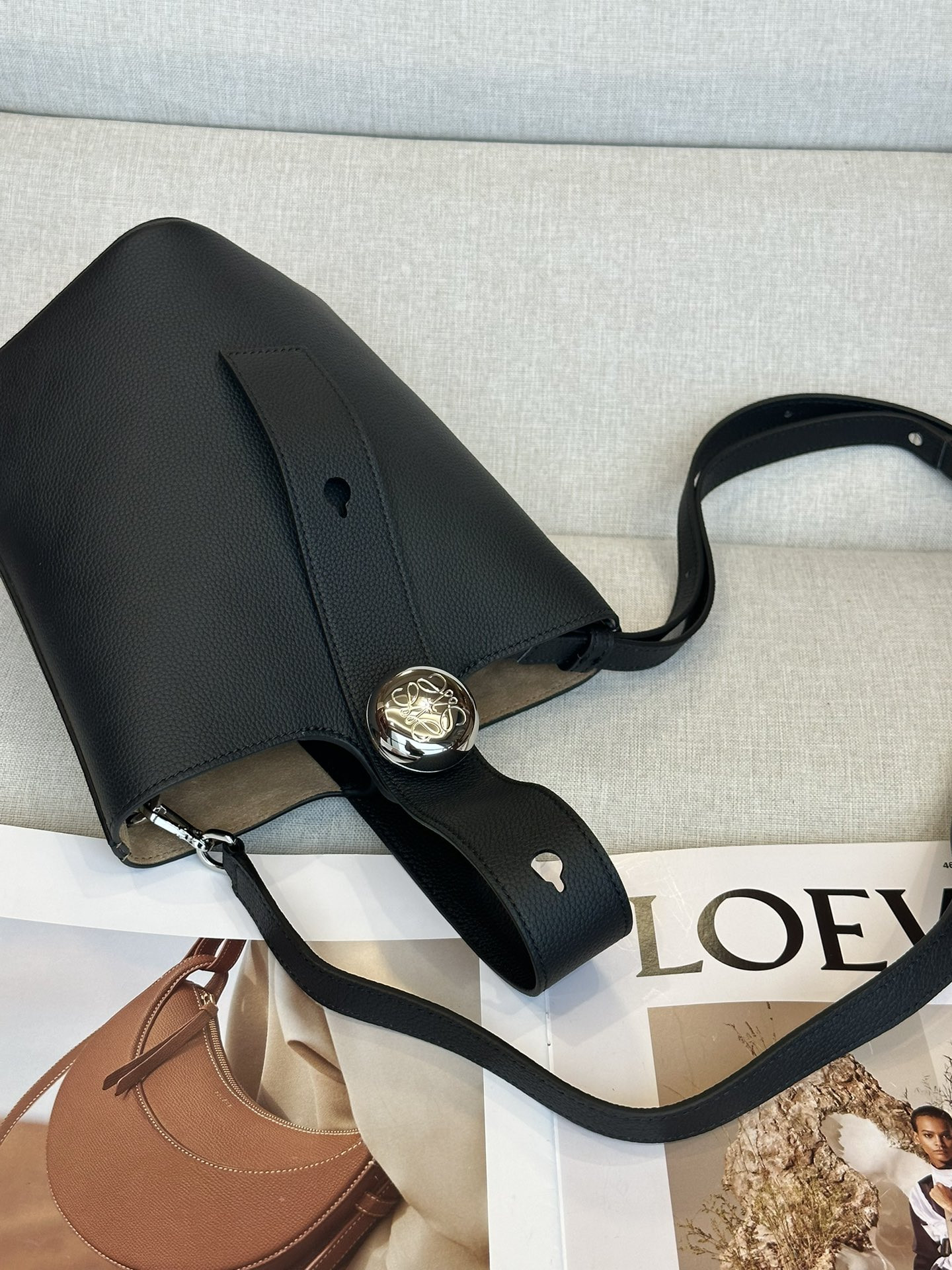 LOEWE Mini Pebble bucket in mellow calfskin 19.5x16x16cm