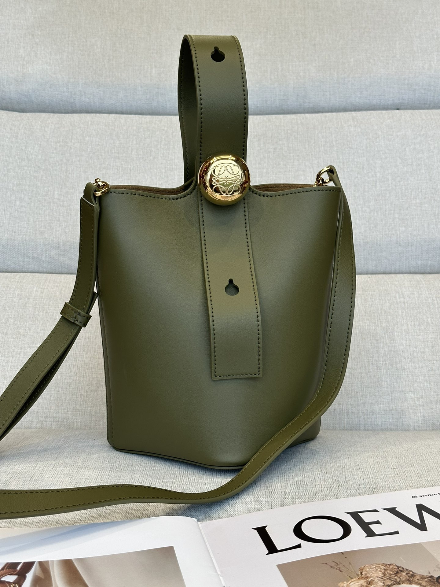 LOEWE Mini Pebble bucket in mellow calfskin 19.5x16x16cm