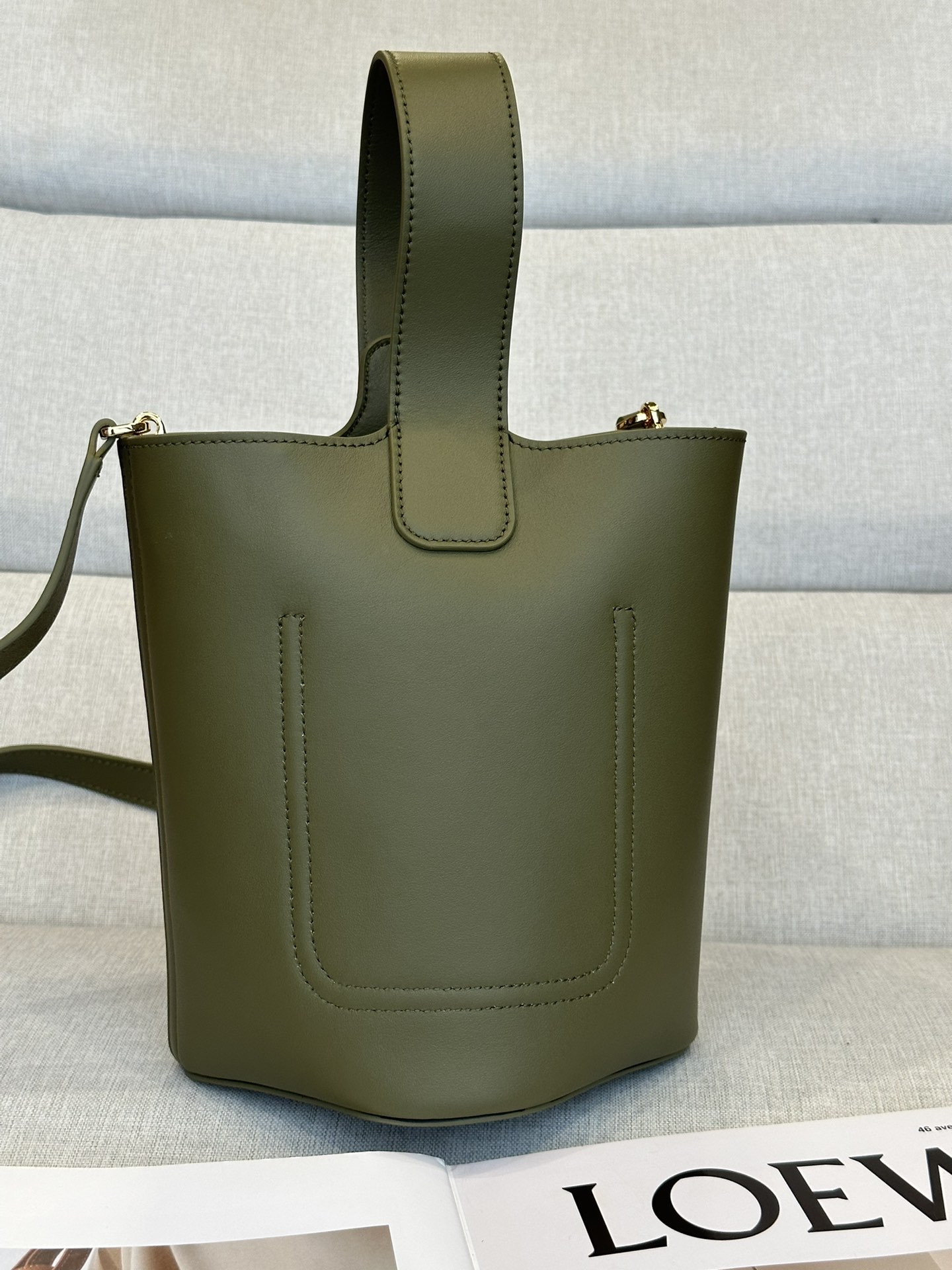 LOEWE Mini Pebble bucket in mellow calfskin 19.5x16x16cm