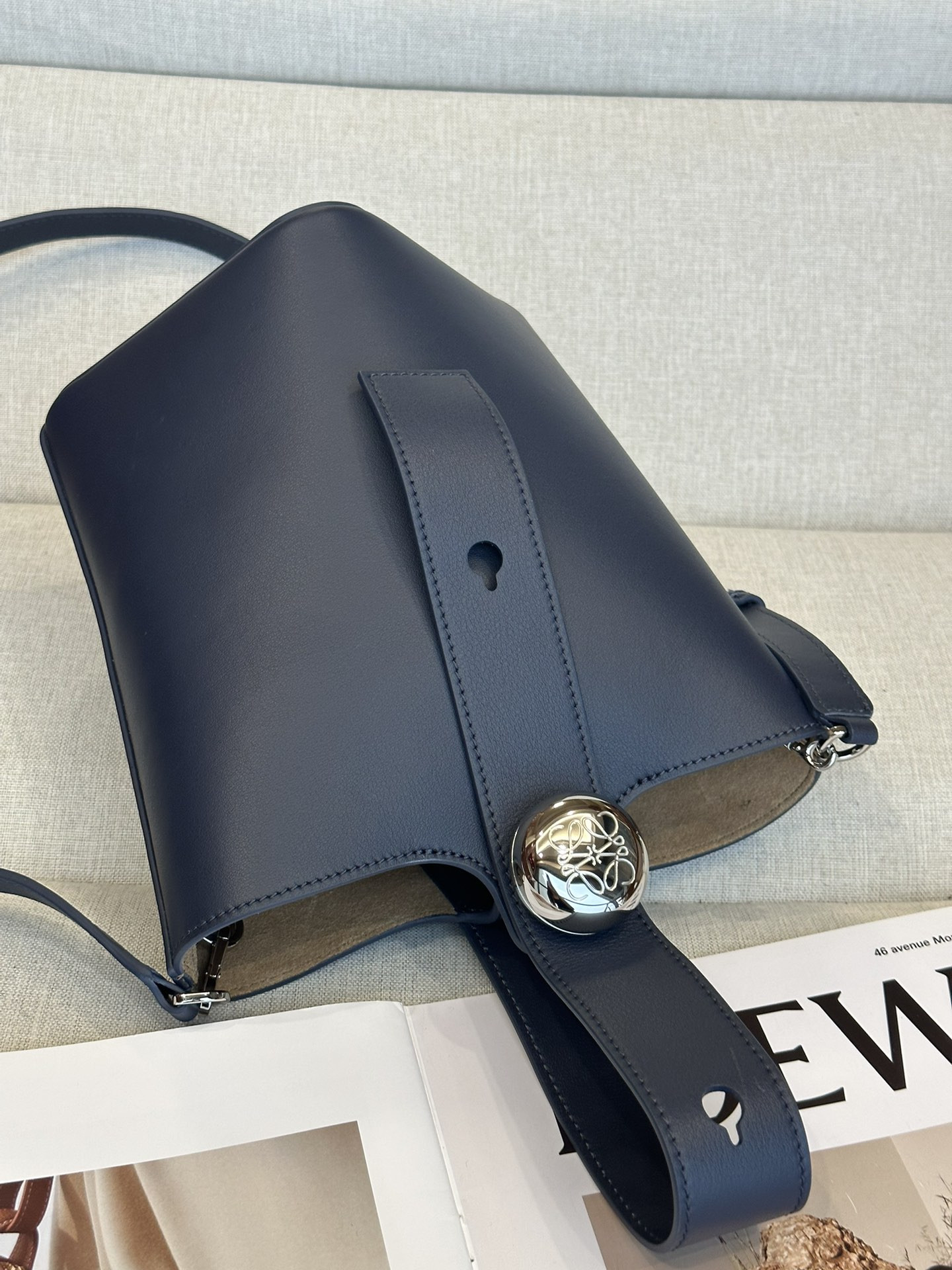 LOEWE Mini Pebble bucket in mellow calfskin 19.5x16x16cm