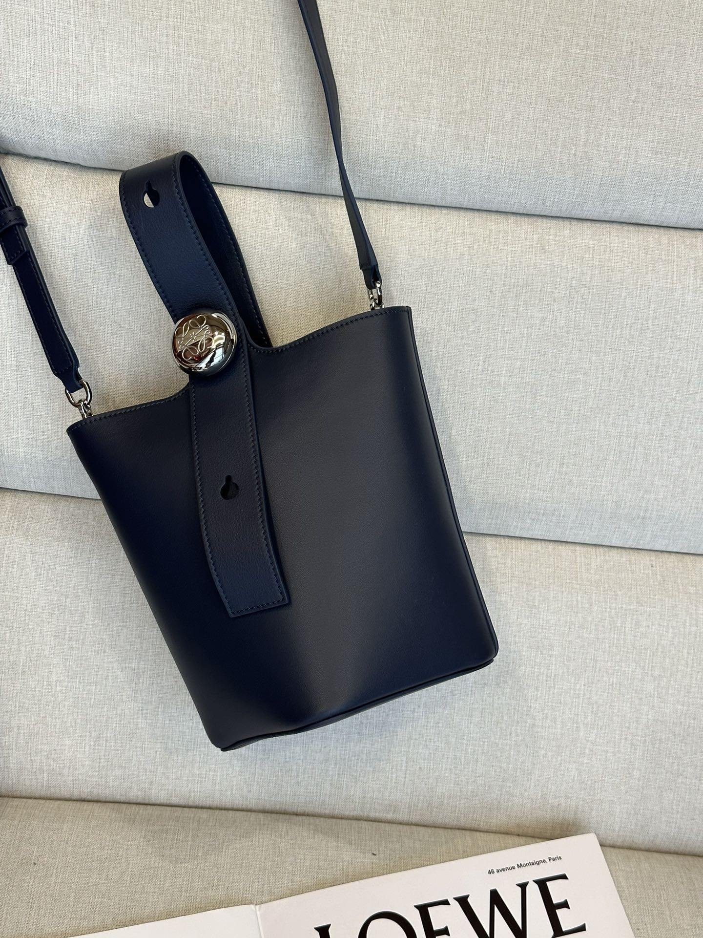 LOEWE Mini Pebble bucket in mellow calfskin 19.5x16x16cm