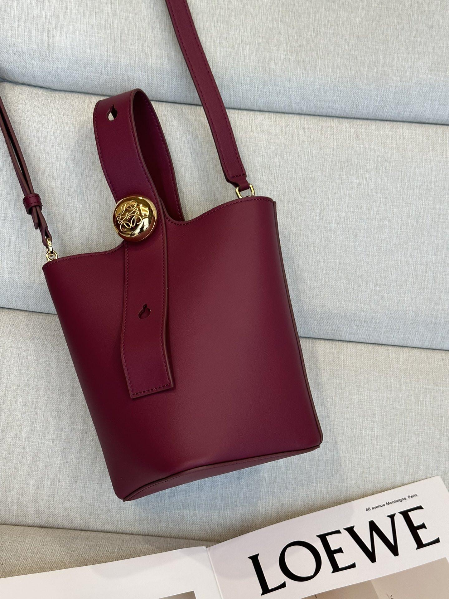 LOEWE Mini Pebble bucket in mellow calfskin 19.5x16x16cm