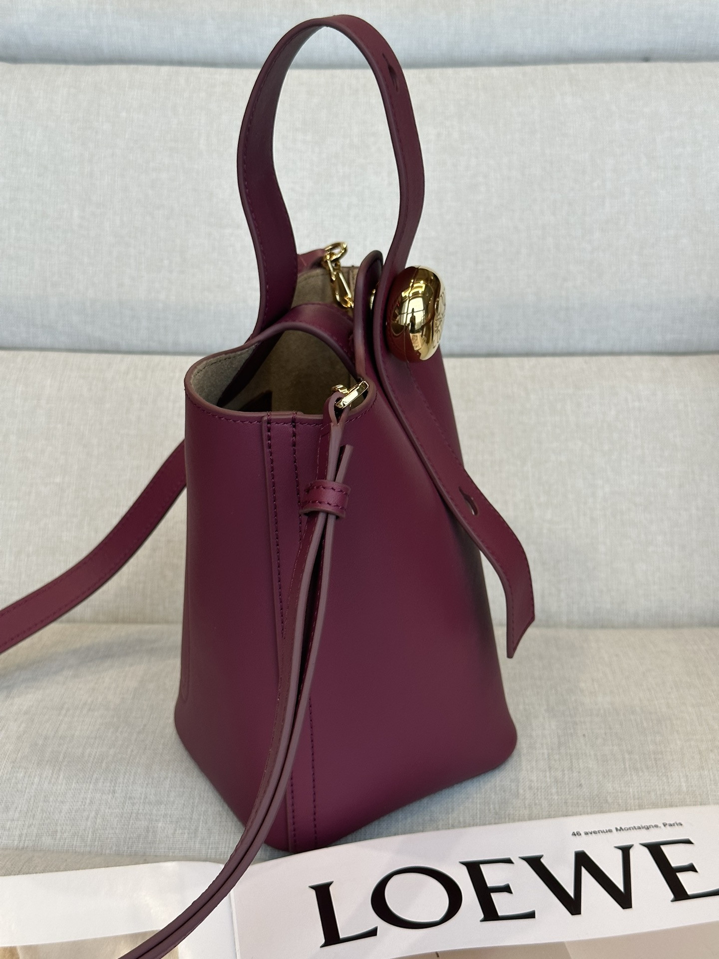 LOEWE Mini Pebble bucket in mellow calfskin 19.5x16x16cm
