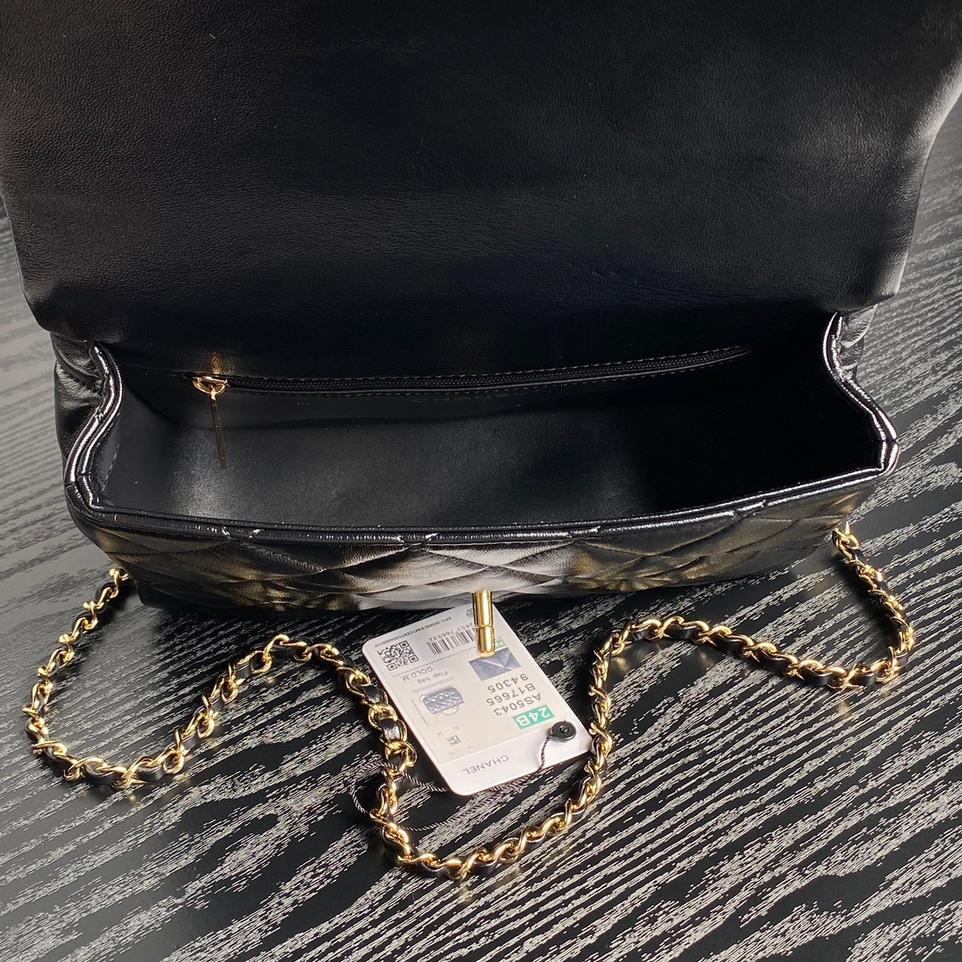 CHANEL WALLET ON CHAIN   17x25x8cm