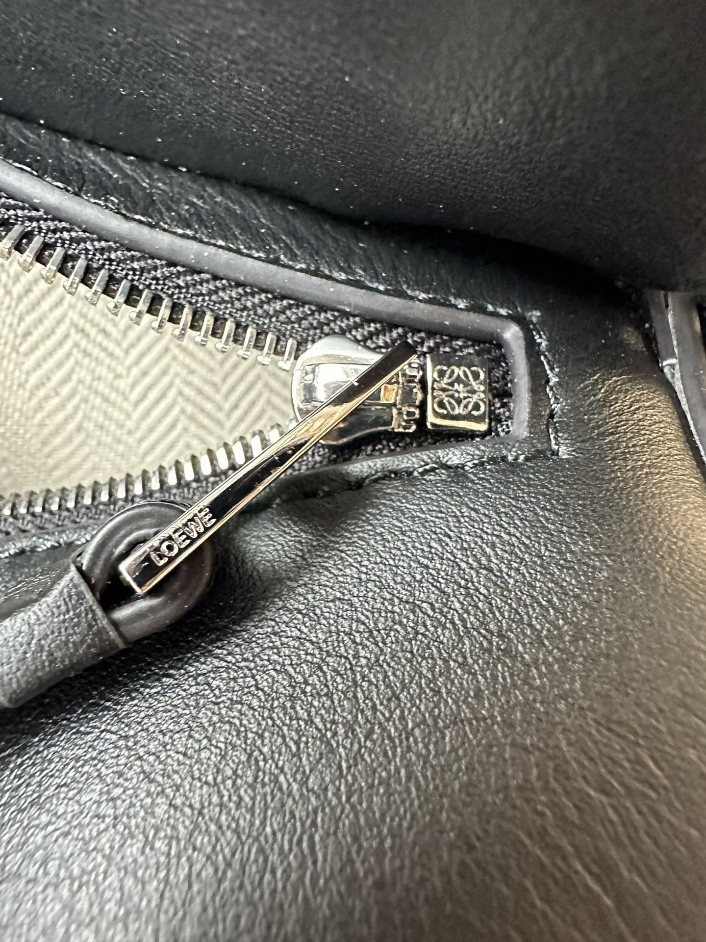 LOEWE Small Puzzle bag in classic calfskin 24x10.5x16.5cm