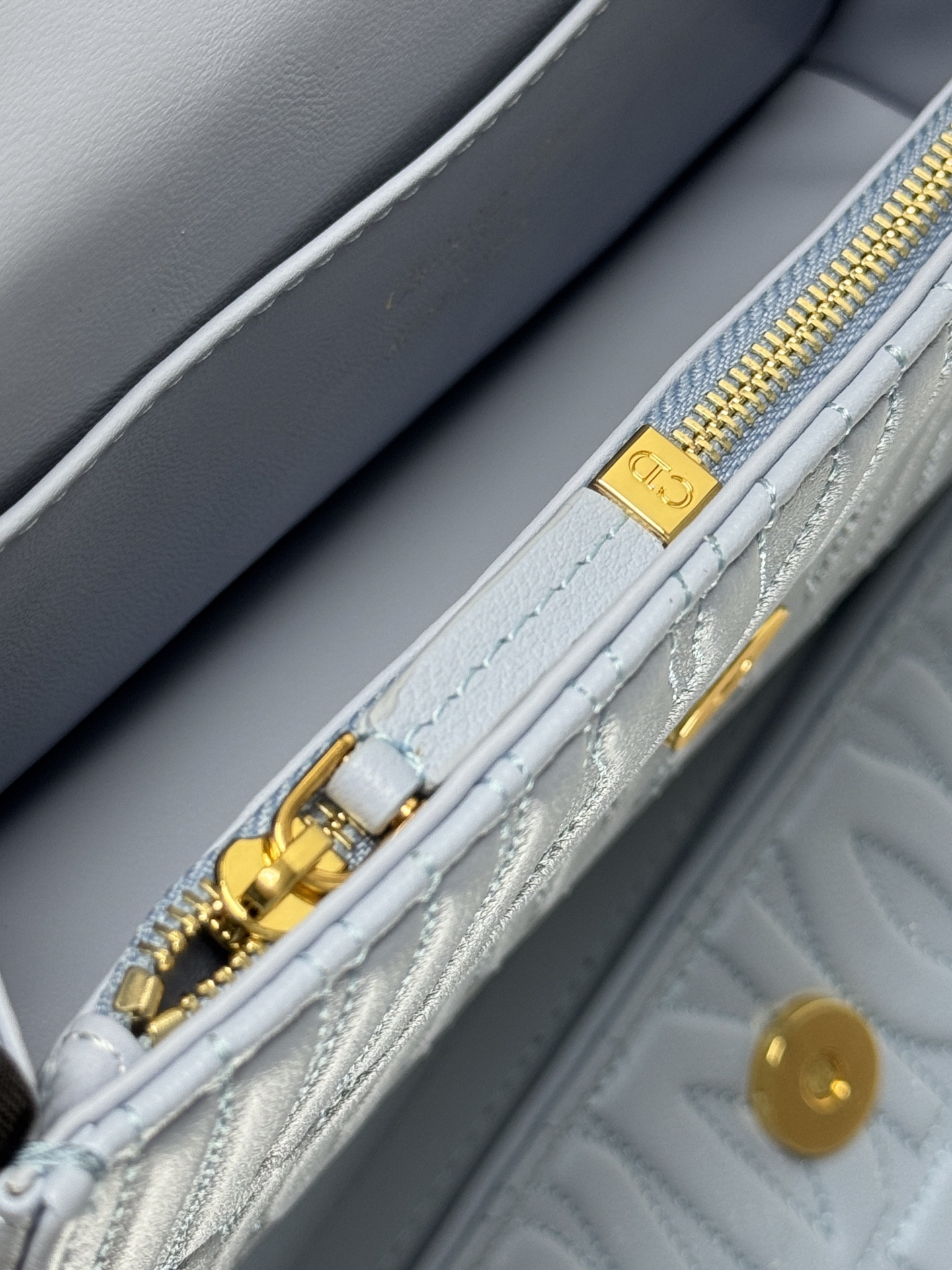 Dior Miss Dior flap bag 22 x 11 x 6 cm