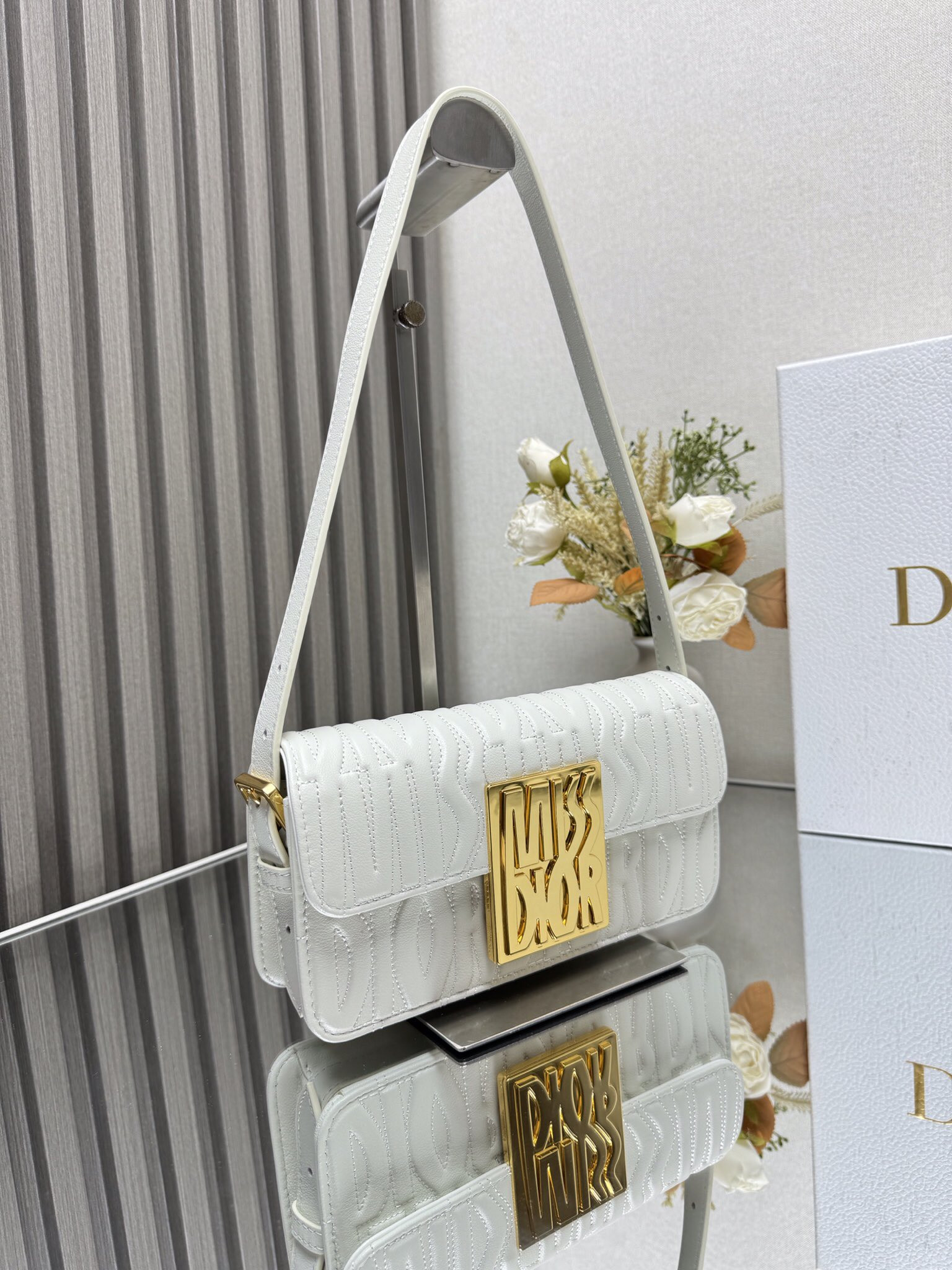 Dior Miss Dior flap bag 22 x 11 x 6 cm