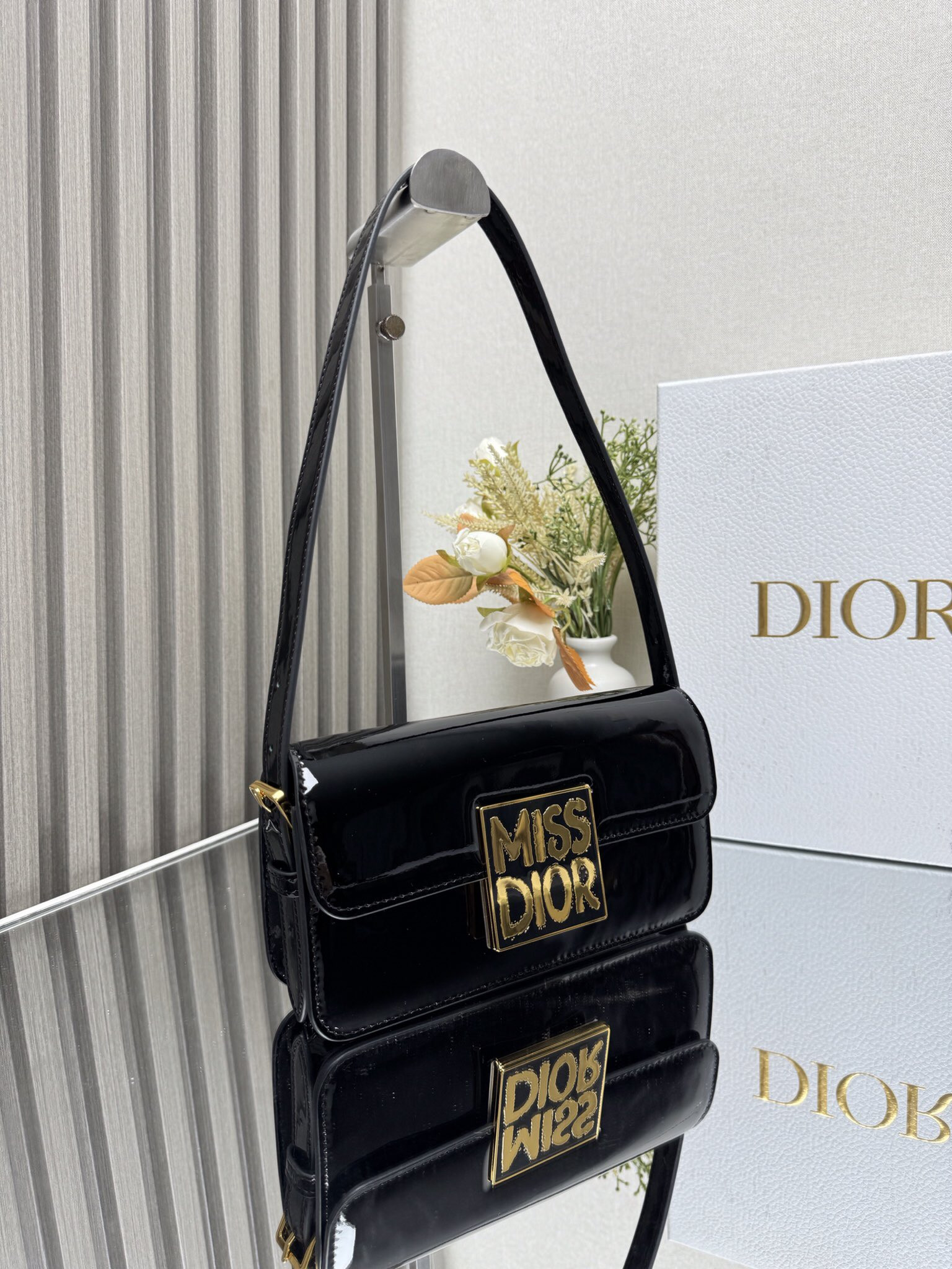 Dior Miss Dior flap bag 22 x 11 x 6 cm(Patent Calfskin)