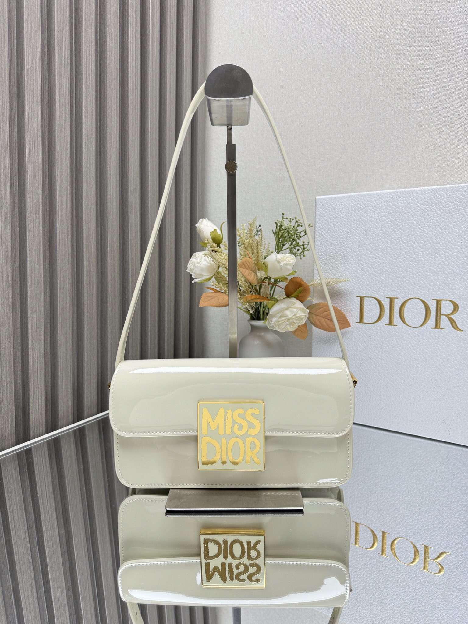 Dior Miss Dior flap bag 22 x 11 x 6 cm(Patent Calfskin)