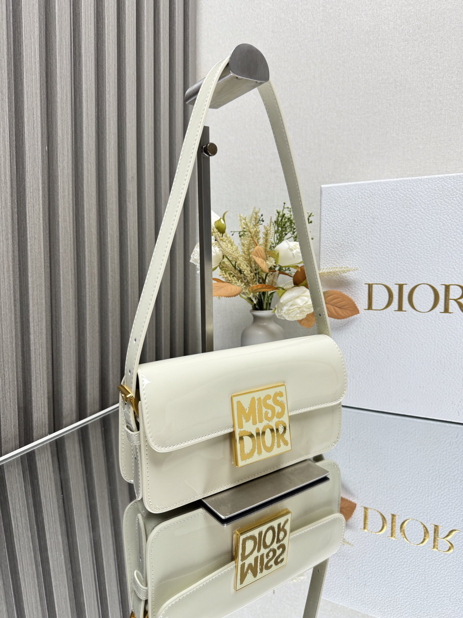 Dior Miss Dior flap bag 22 x 11 x 6 cm(Patent Calfskin)