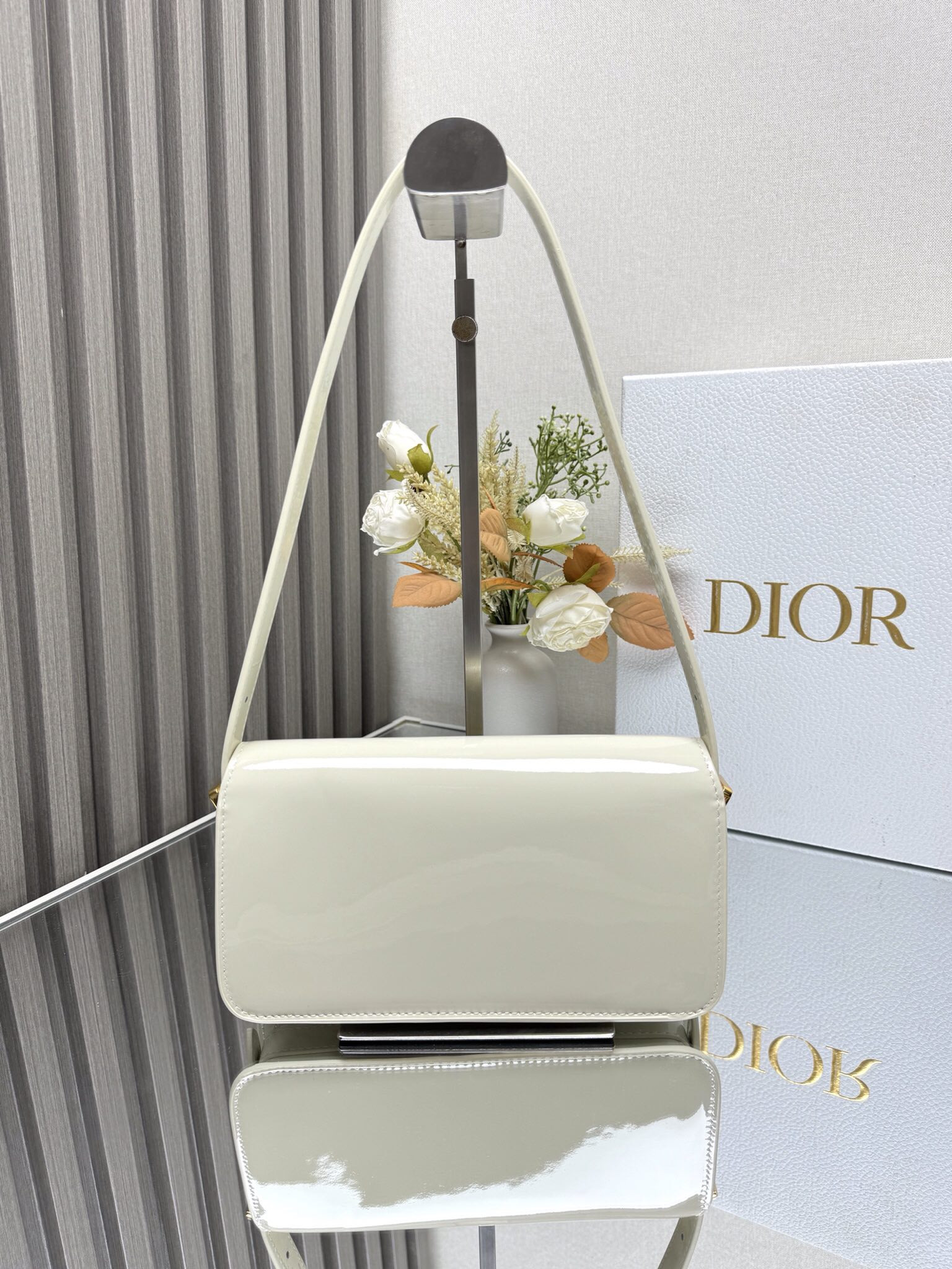 Dior Miss Dior flap bag 22 x 11 x 6 cm(Patent Calfskin)