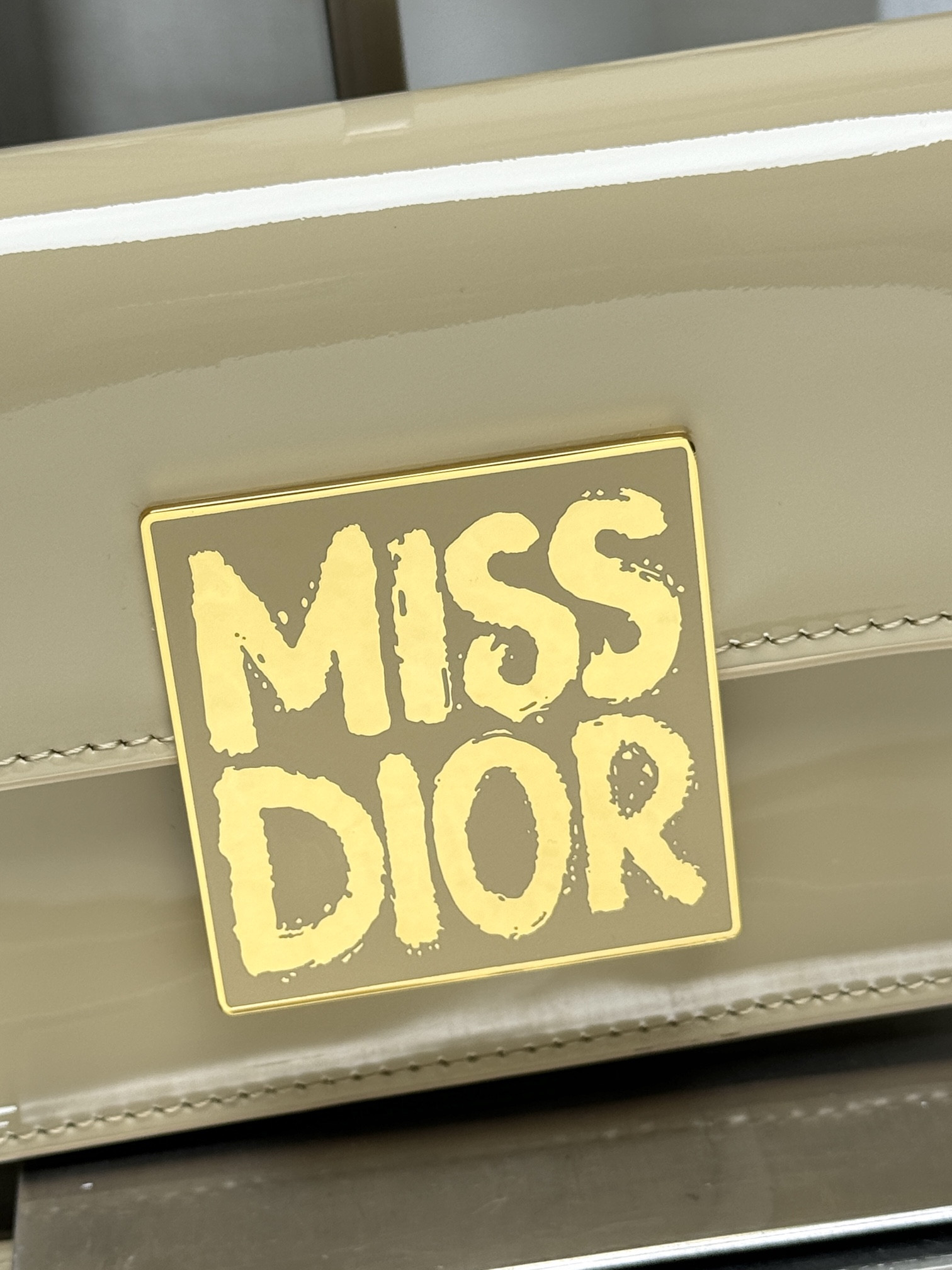 Dior Miss Dior flap bag 22 x 11 x 6 cm(Patent Calfskin)