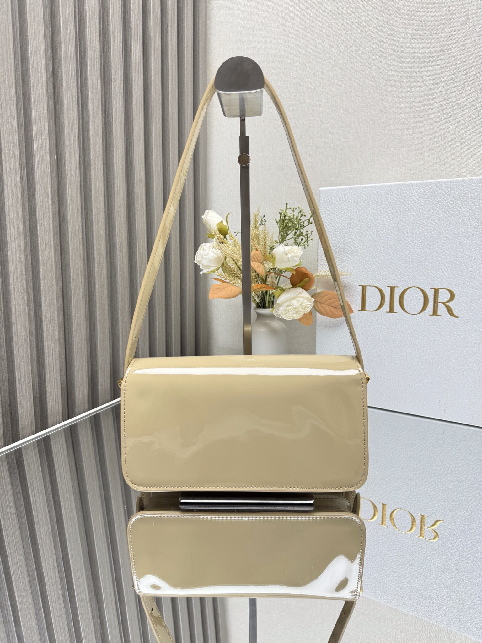 Dior Miss Dior flap bag 22 x 11 x 6 cm(Patent Calfskin)